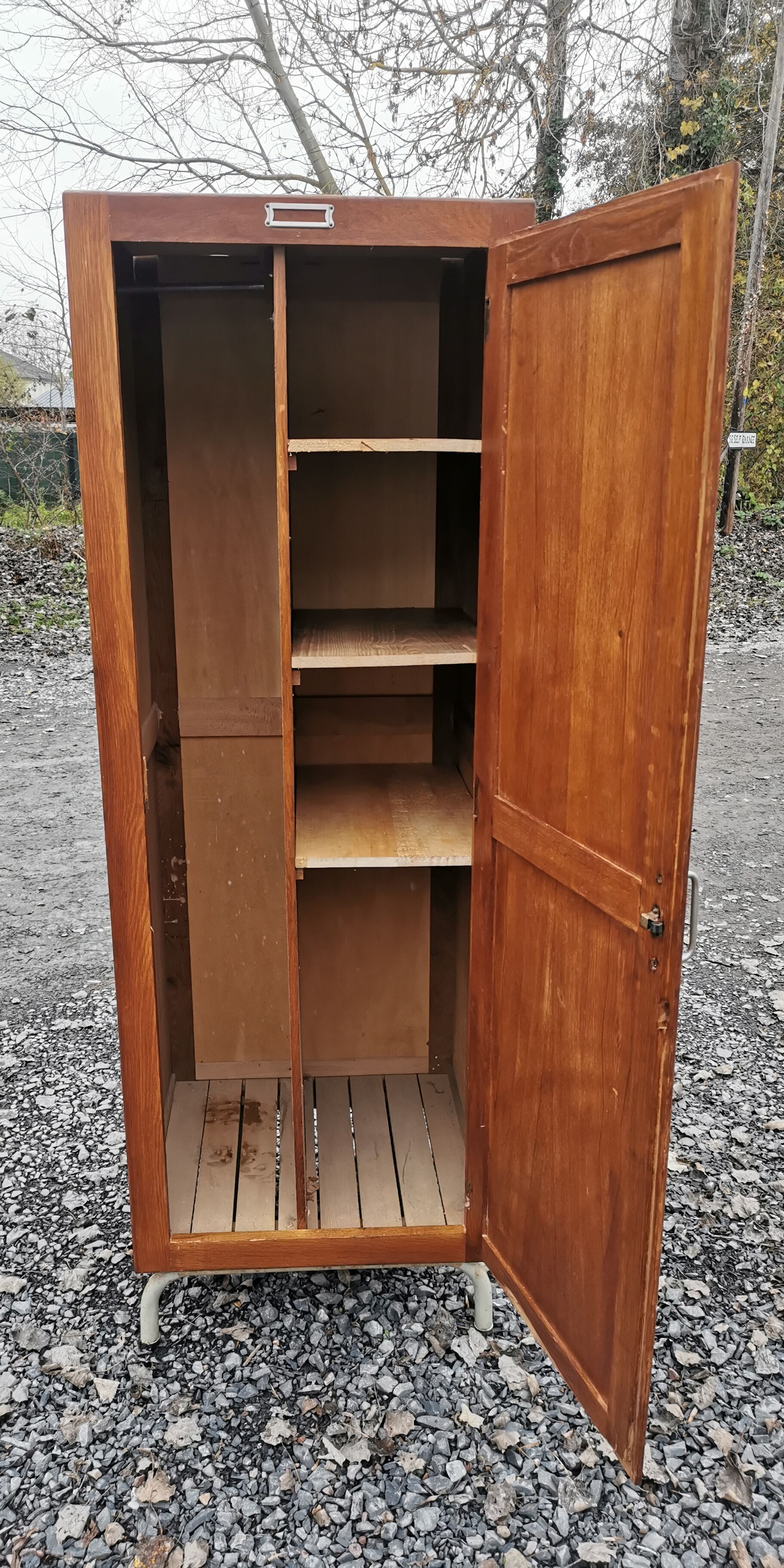 Boarding cabinet