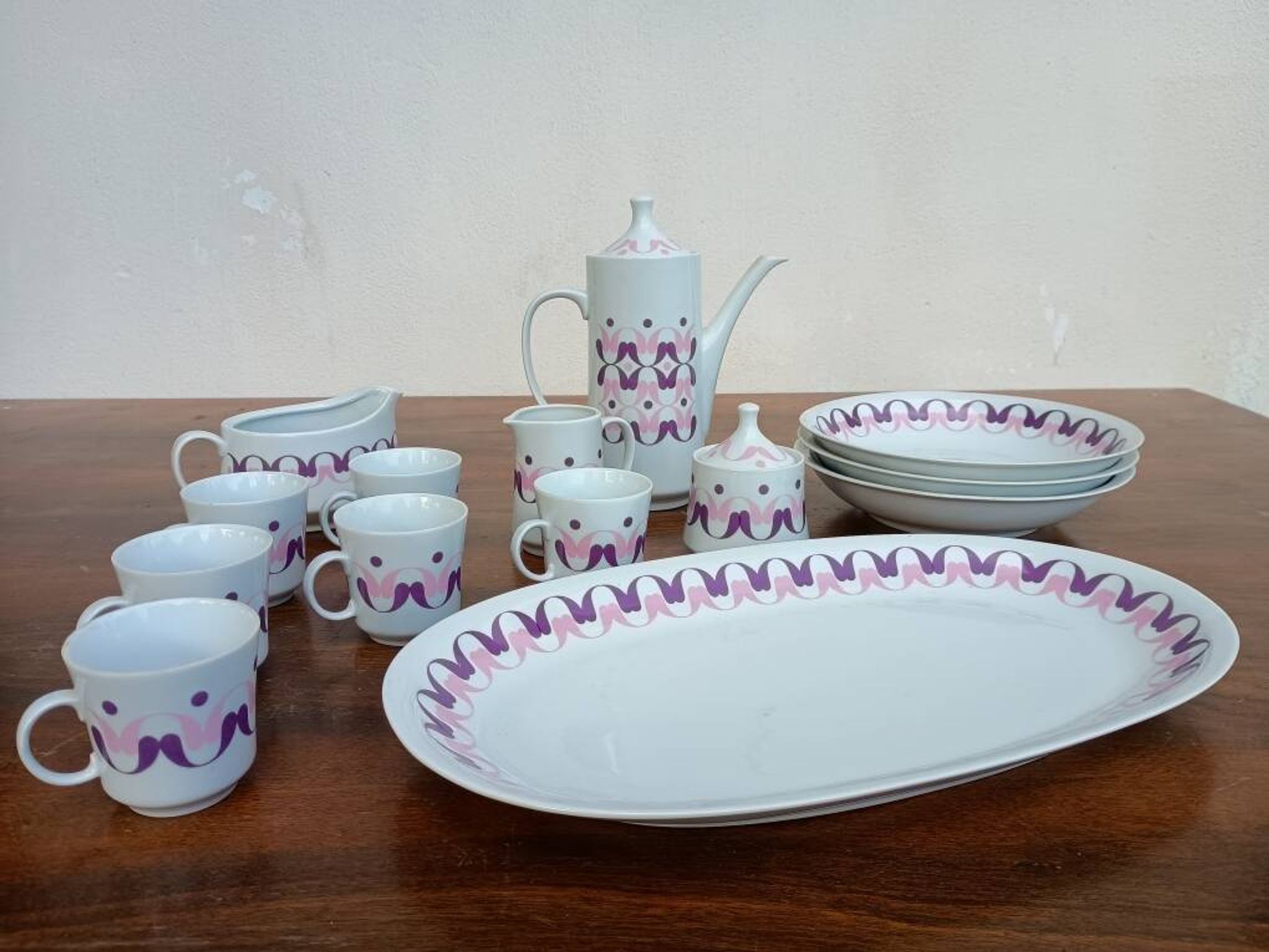 Alfoldi porcelain coffee service and serving dishes, 14 pieces, circa 1970.