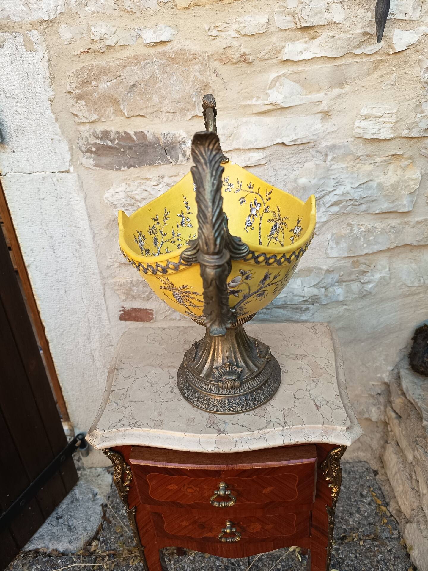 Grand centre de table - 46 cm - faïence jaune émaux polychromes - XXe