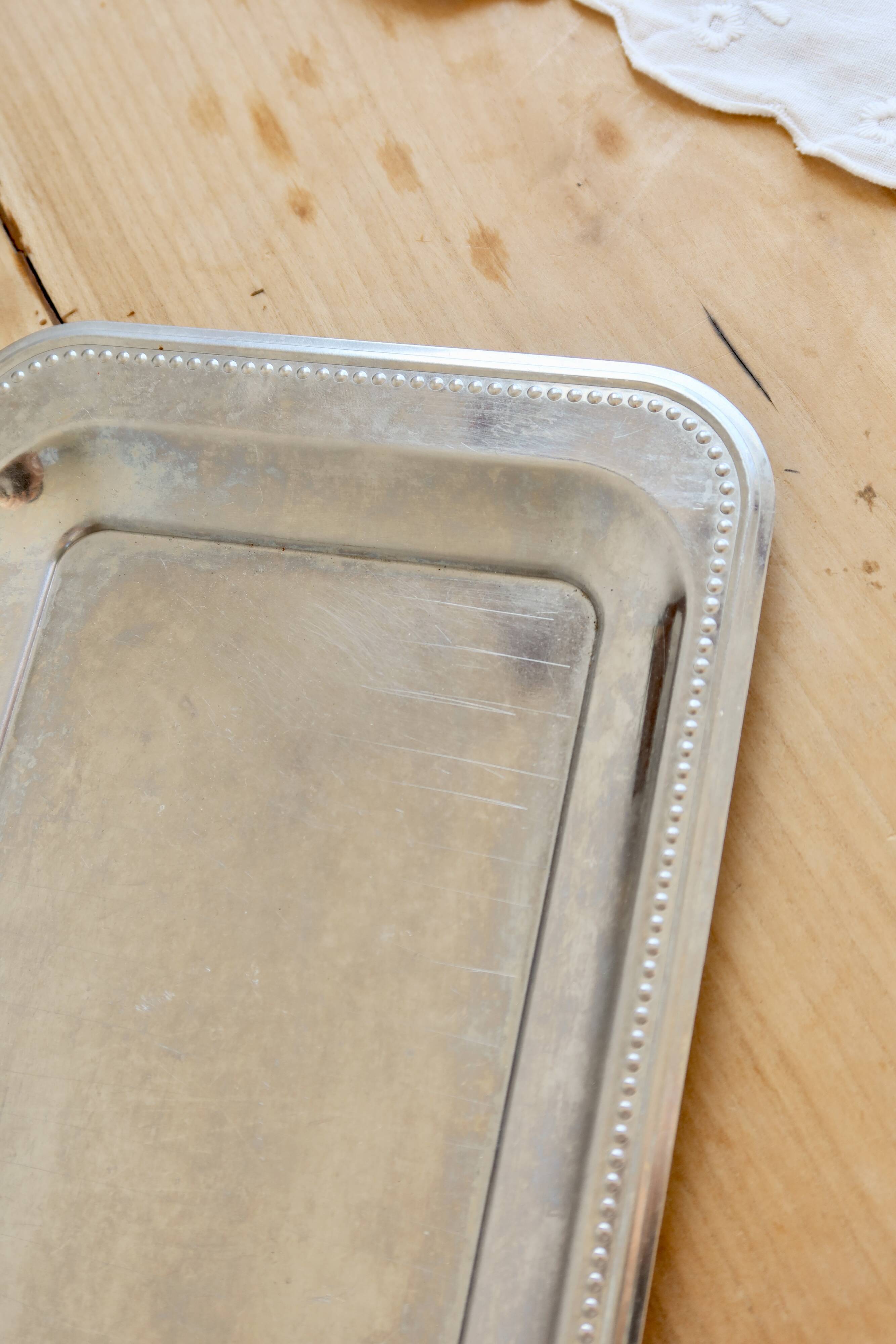 Vintage rectangular plateau by Guy Degrenne, silver-plated with a beaded edge.
