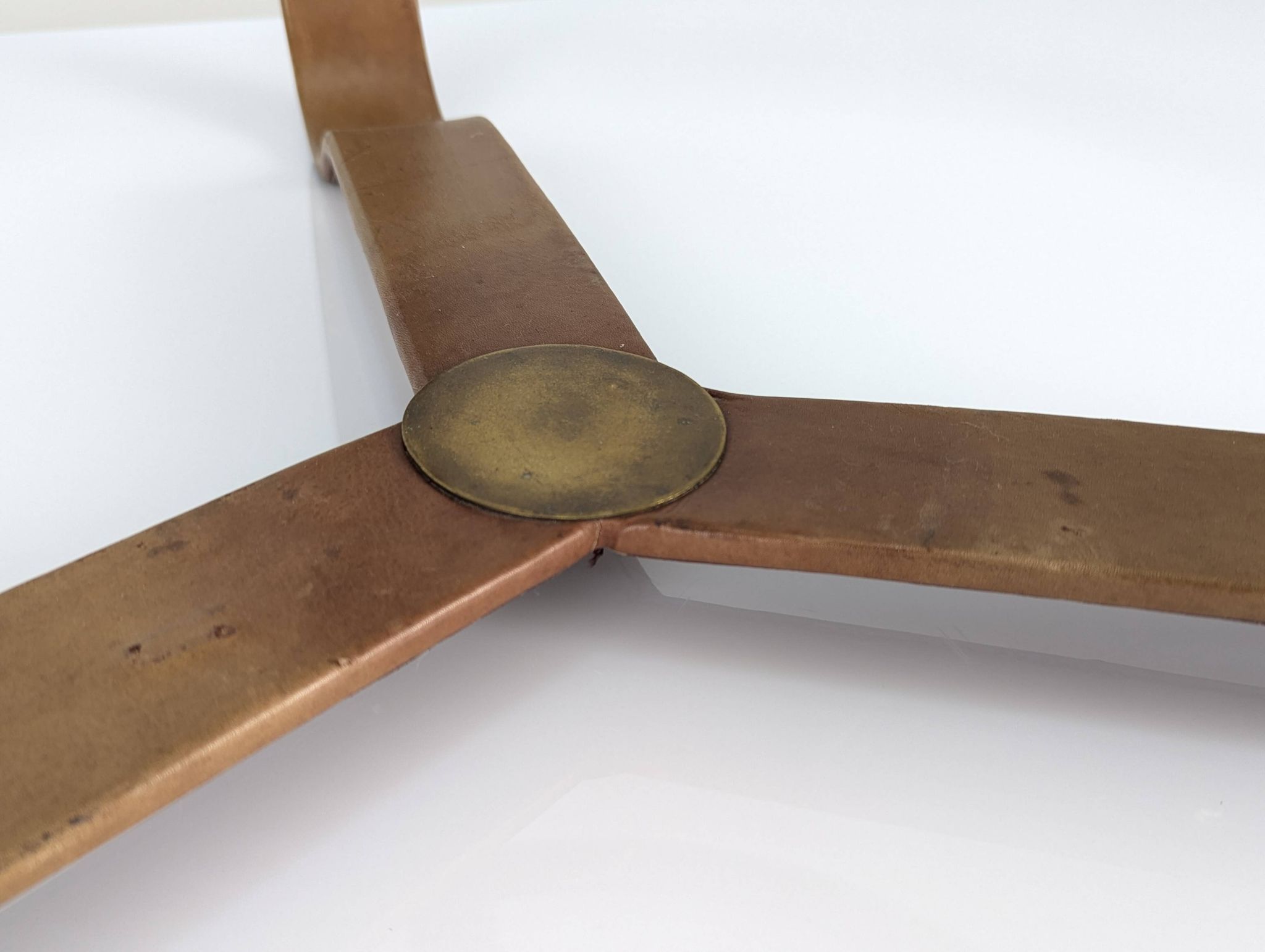 Table basse en laiton et cuir surpiqué