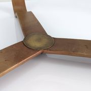 Table basse en laiton et cuir surpiqué