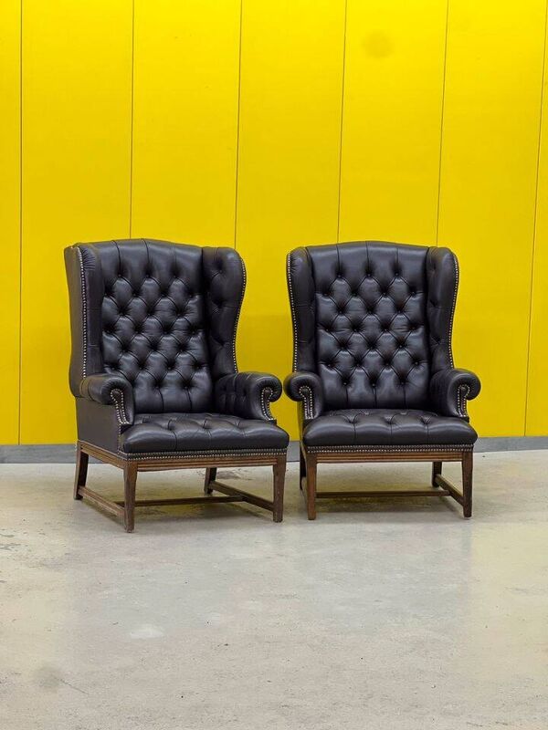 Chaise à dossier à oreilles de style Chesterfield en cuir capitonné vintage (le prix est pour une chaise)