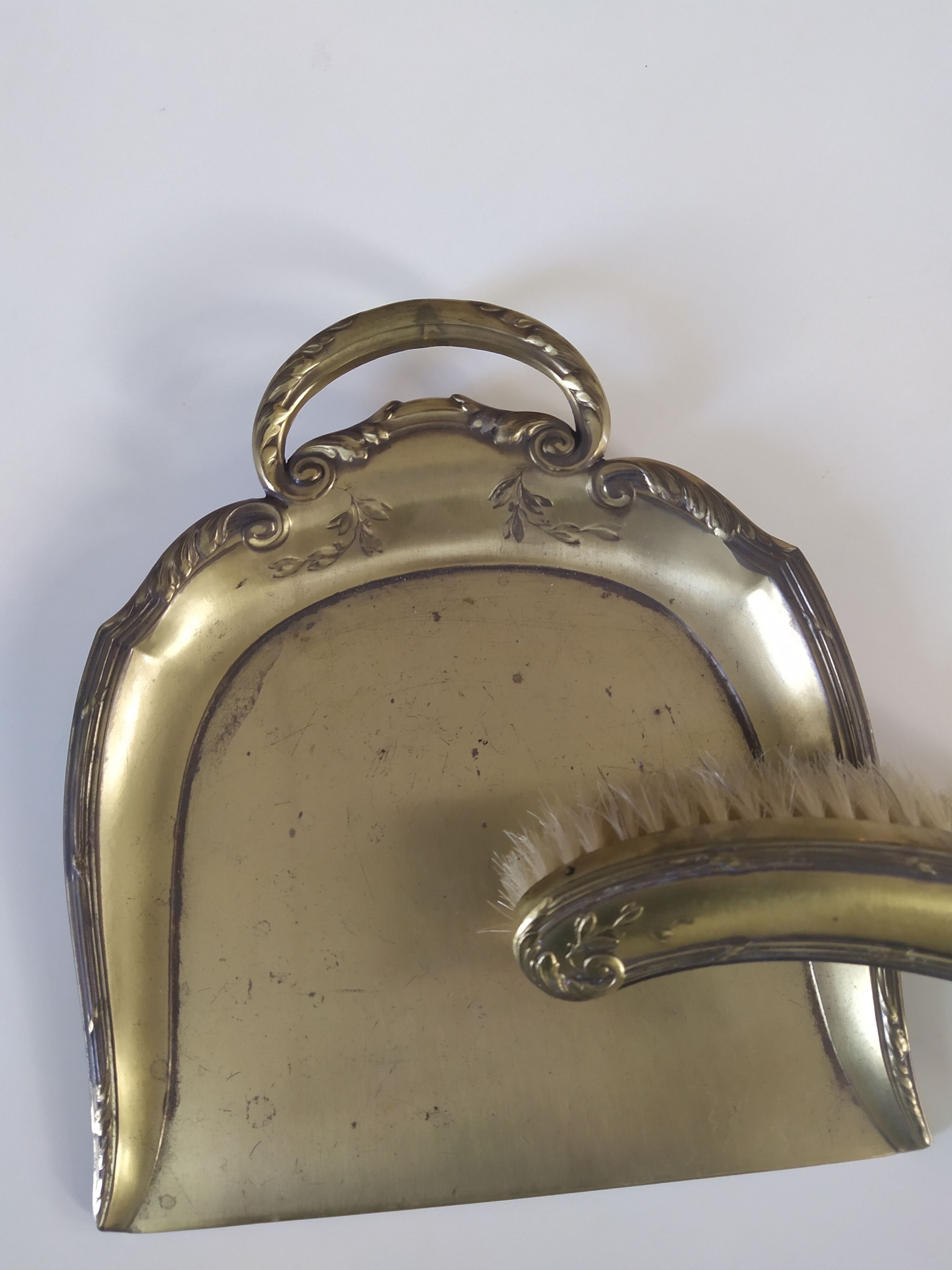 Tray picks up crumbs and brush