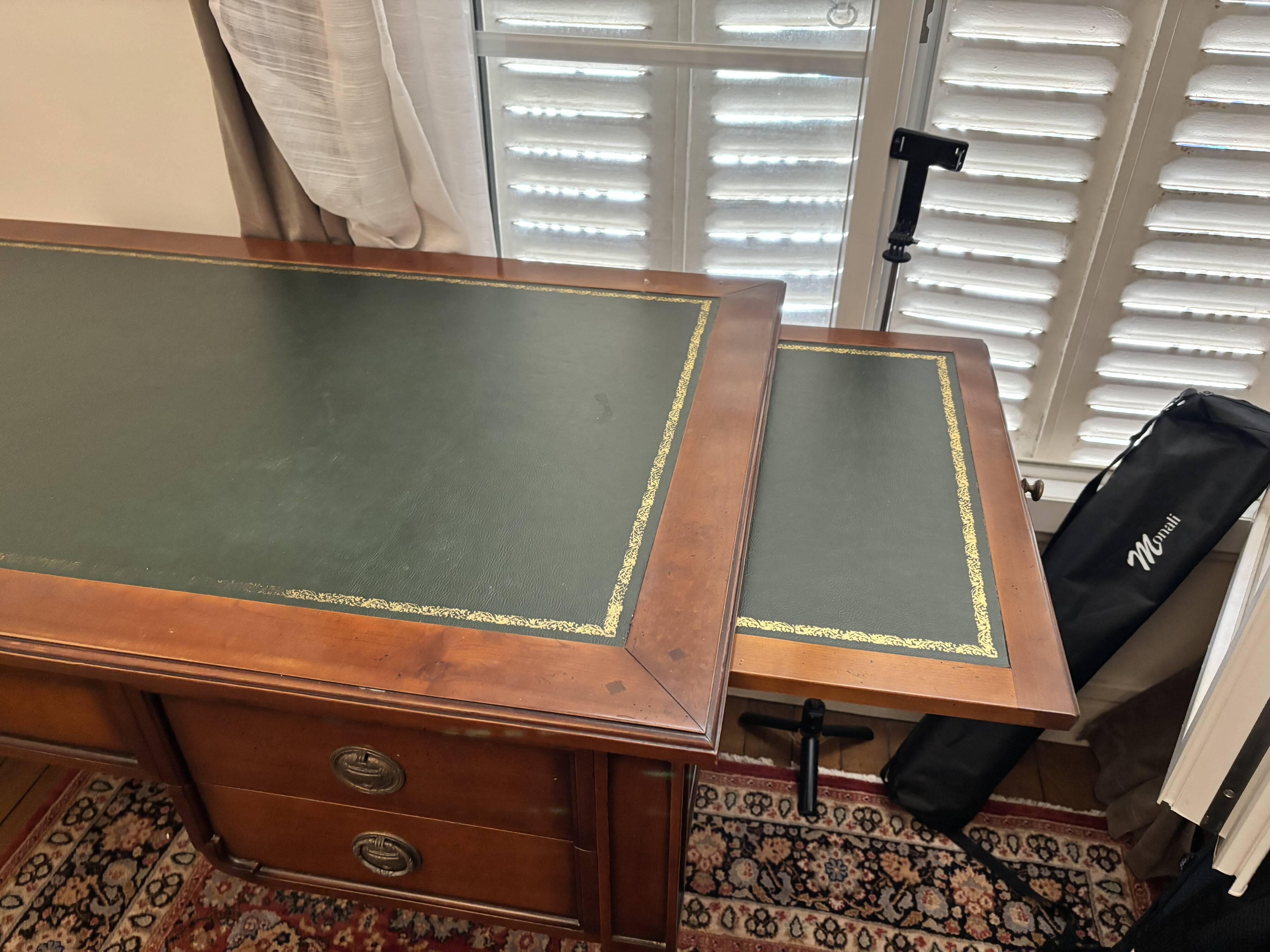 Louis XVI desk in wood and leather