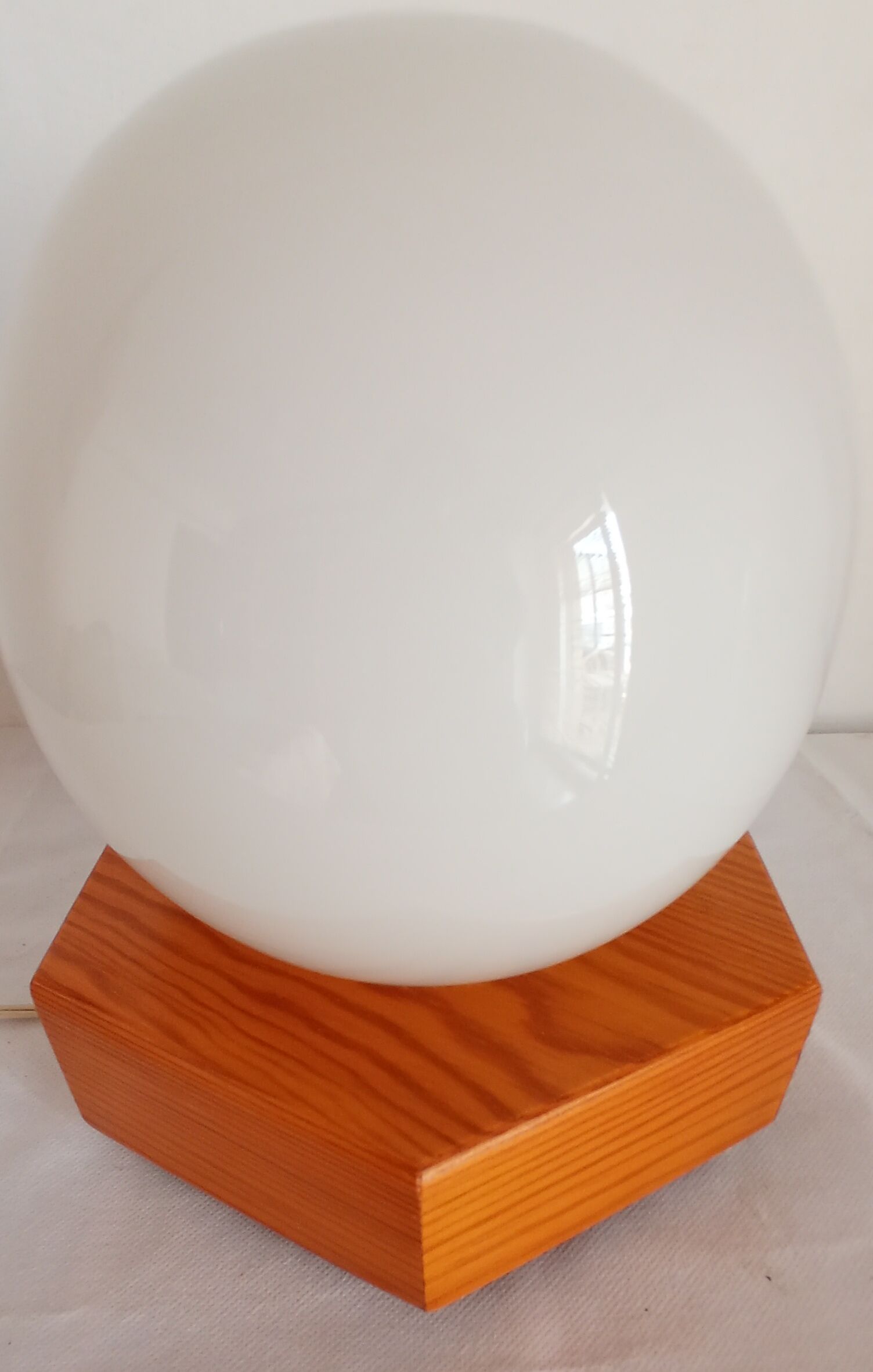 Bedside lamp in wood and opaline