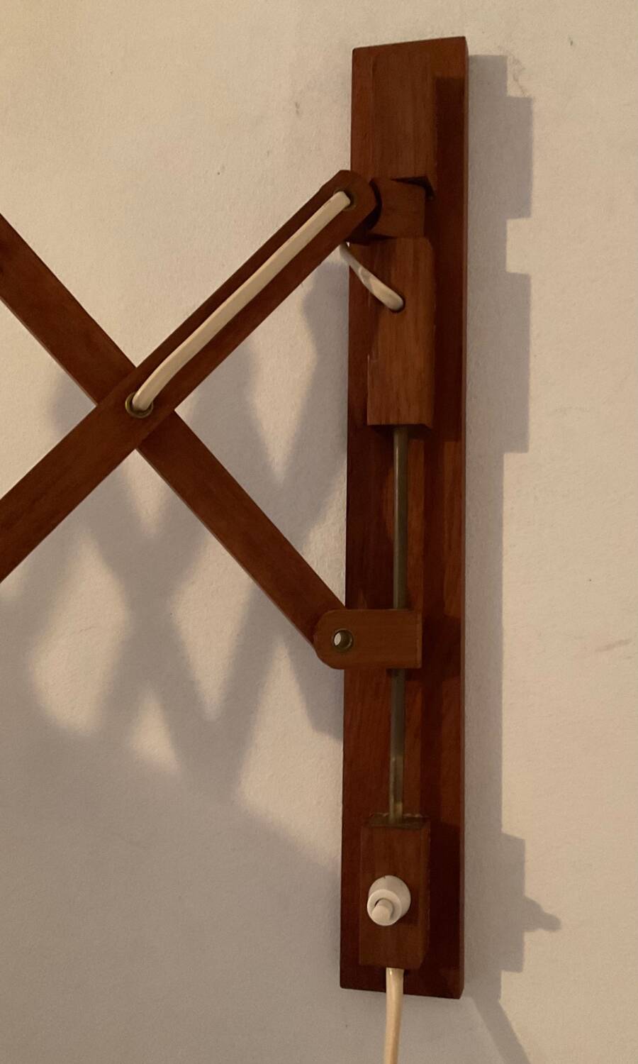 Scandinavian “scissors” wall lamp in teak from the 50s and 60s