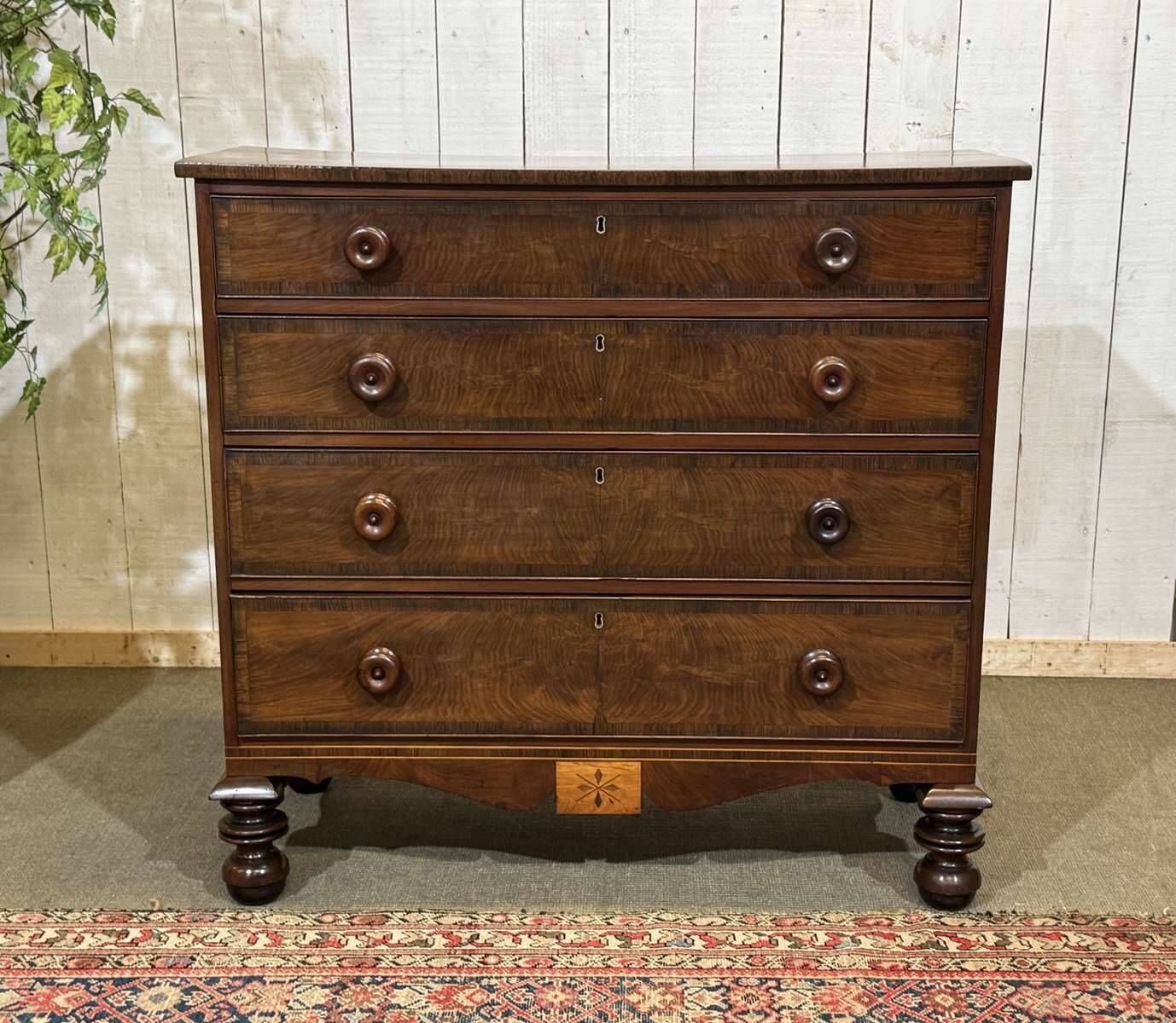 Victorian English commode from the 19th century in mahogany.