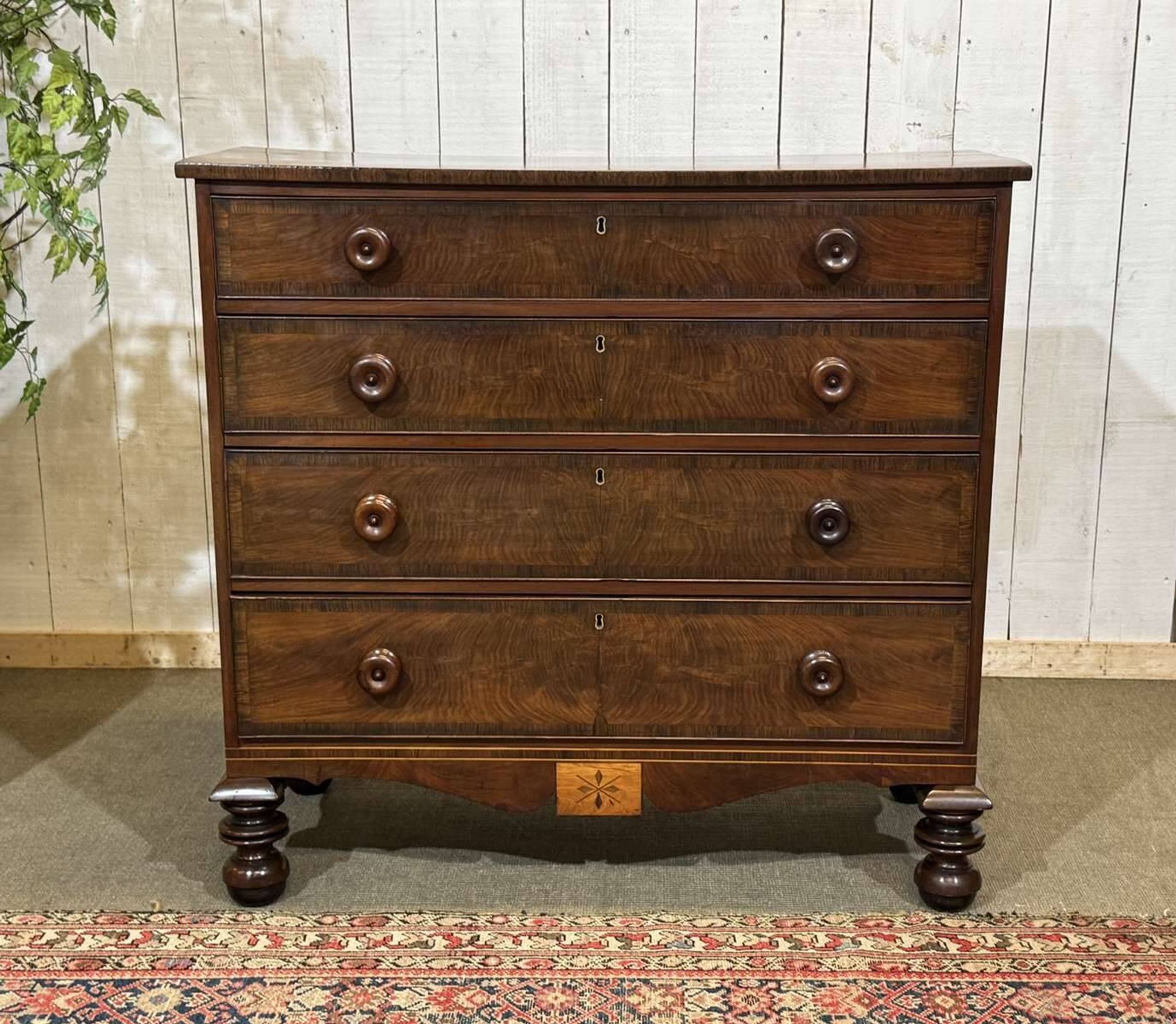 Victorian English commode from the 19th century in mahogany.