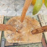 Tabouret de campagne en bois brut et piètement tripode
