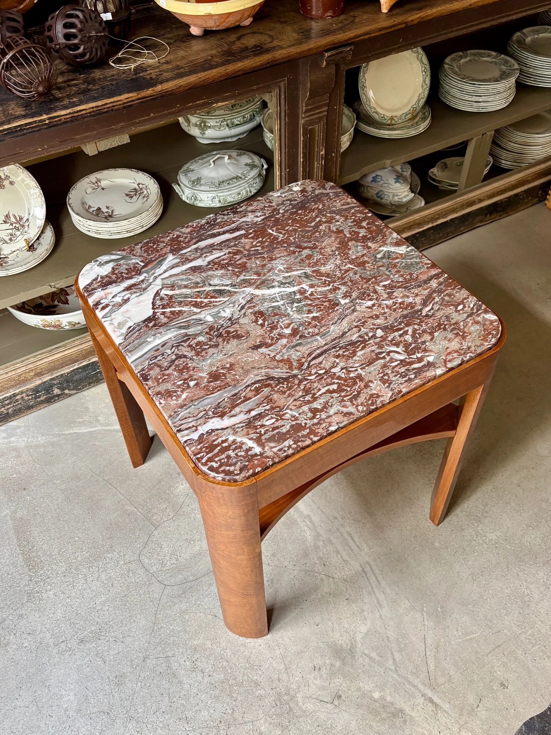 Square side table in wood and red marble 60 x 60 cm