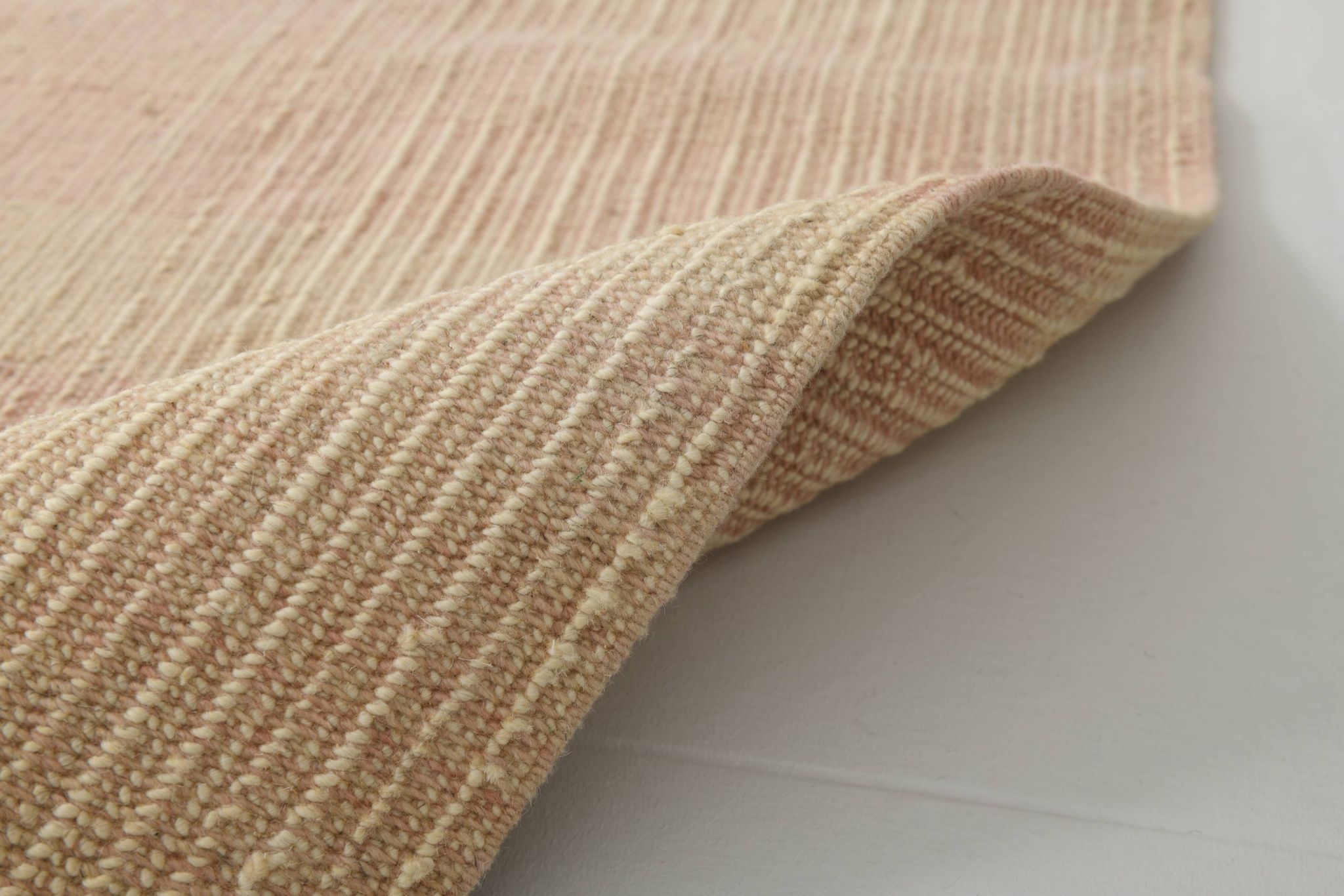 Tapis Kilim en jute et laine rose clair fait main
