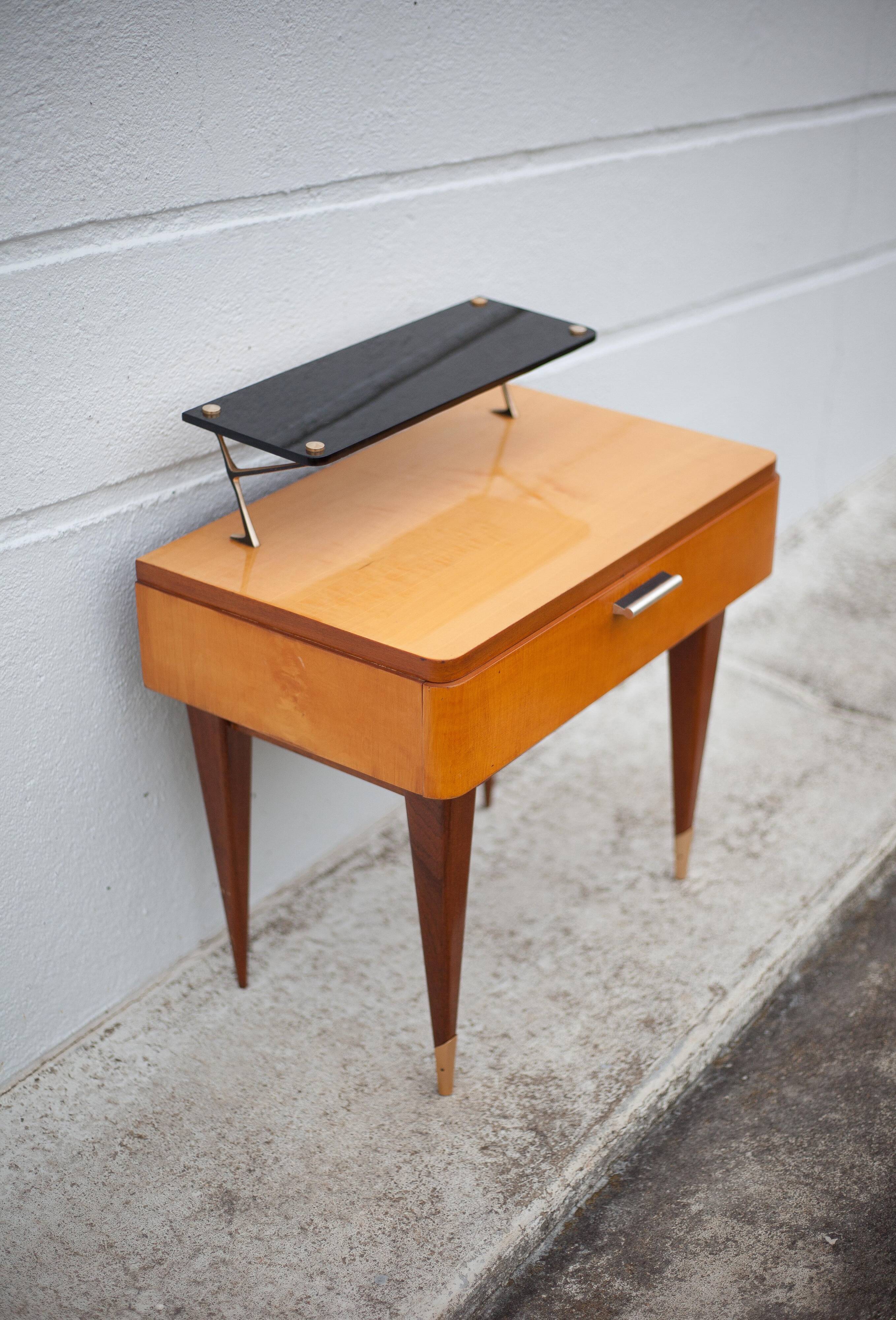 Table de chevet vintage, table de nuit bois avec tablette, table d'appoint, bout de canapé, 50's