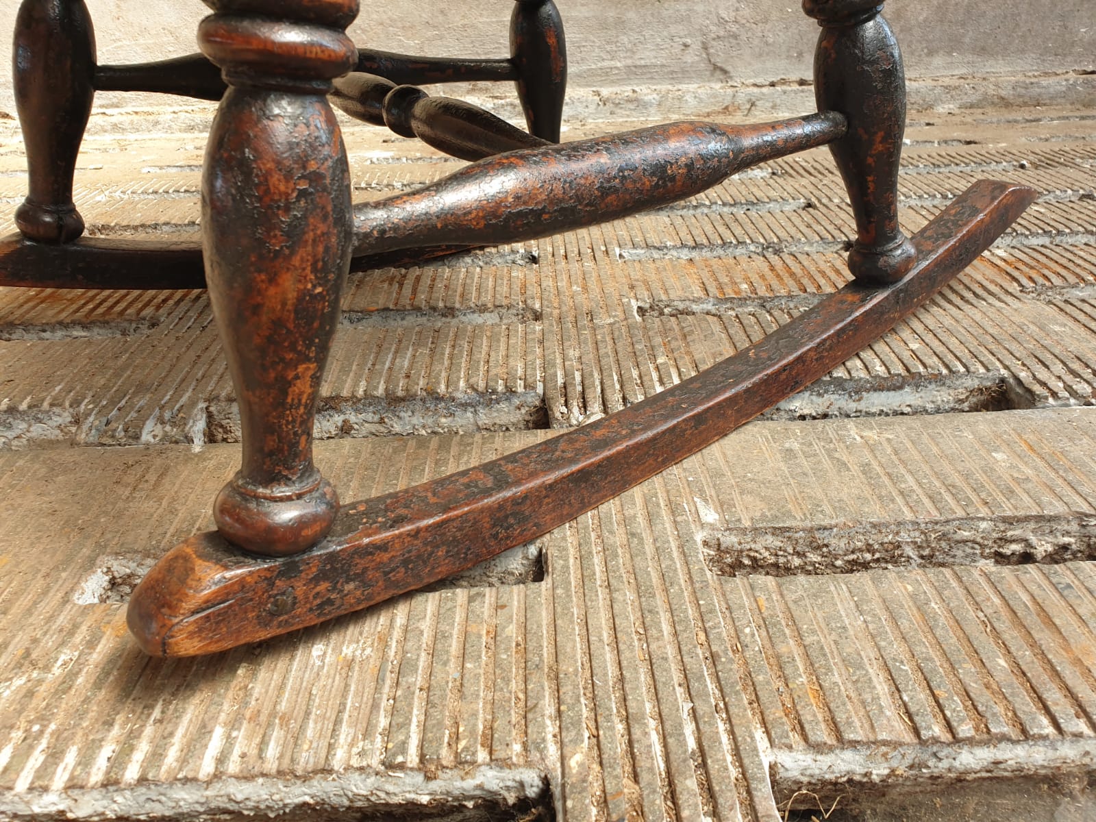 Antique rocking chair Windsor 1840