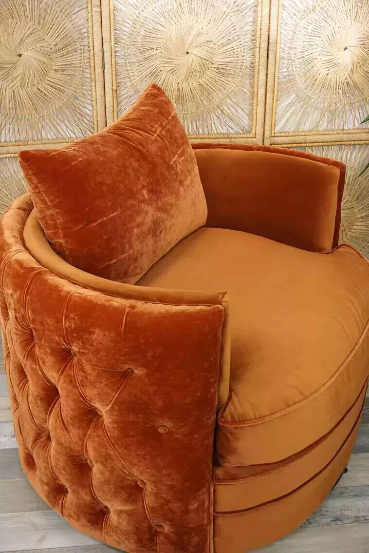 Fauteuil pivotant et capitonné en velours