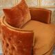 Fauteuil pivotant et capitonné en velours