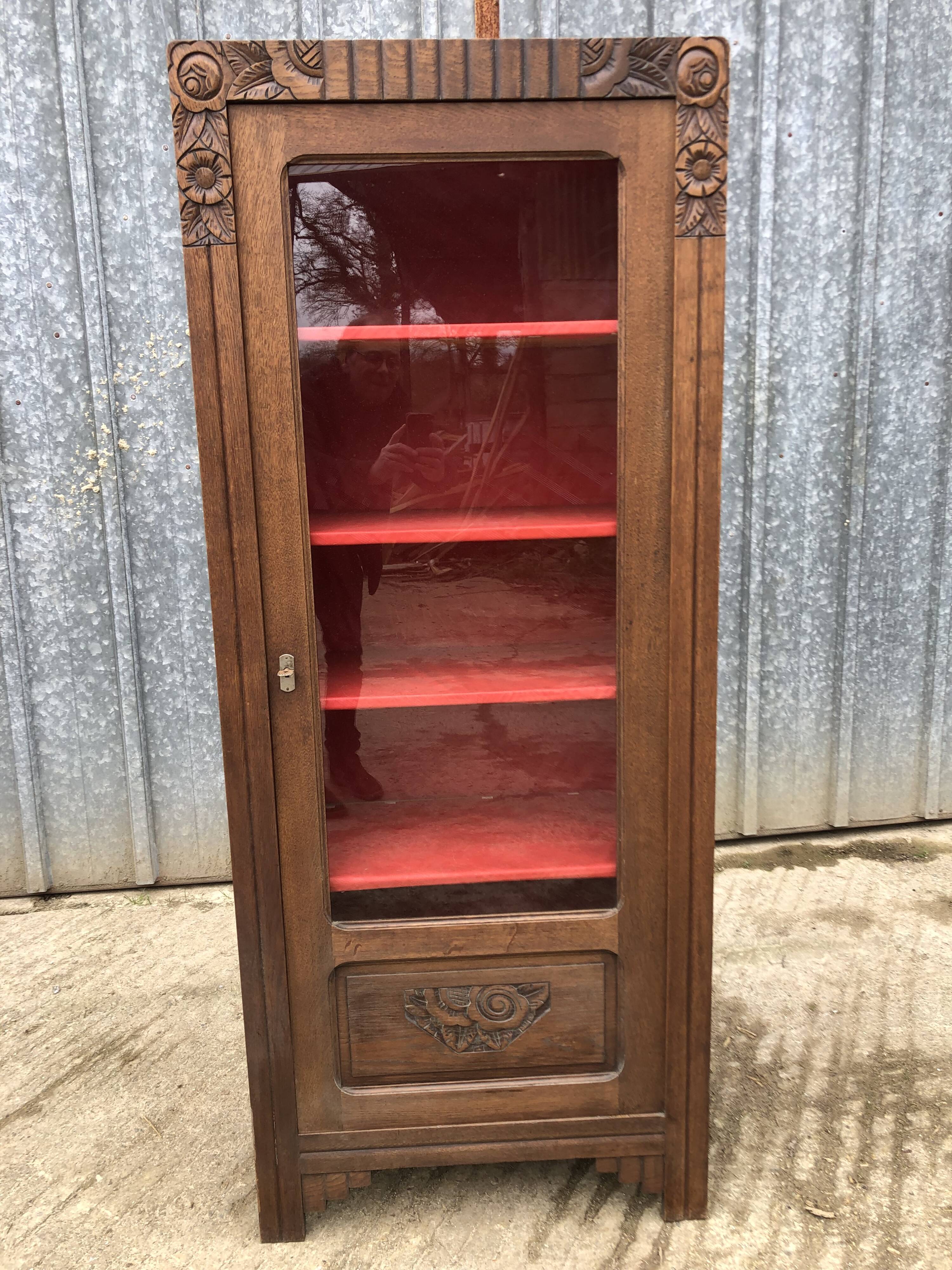 Art deco oak display cabinet with 1 glass door.