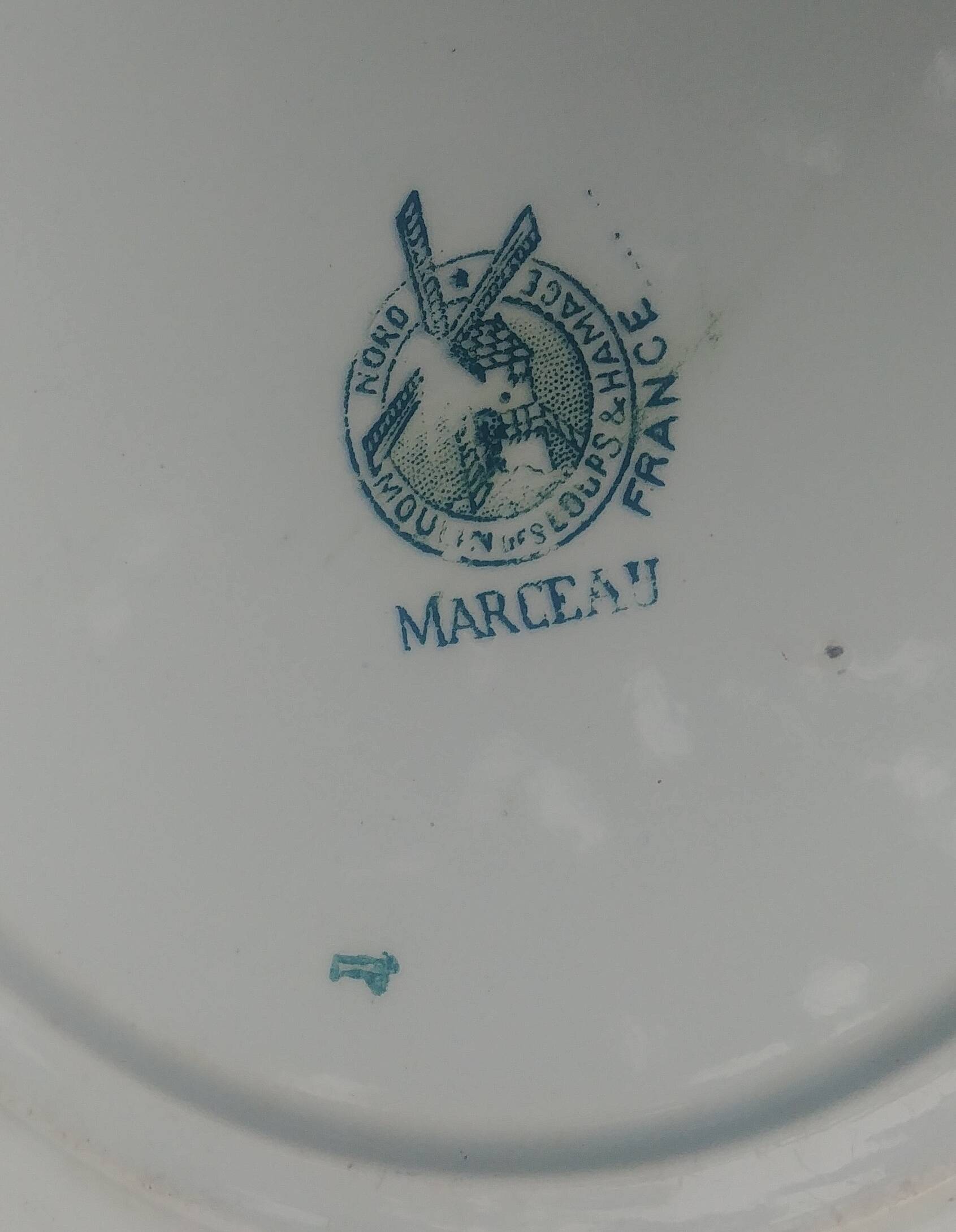 Grand plat rond de service en terre de fer de la faïencerie Moulin des Loup
