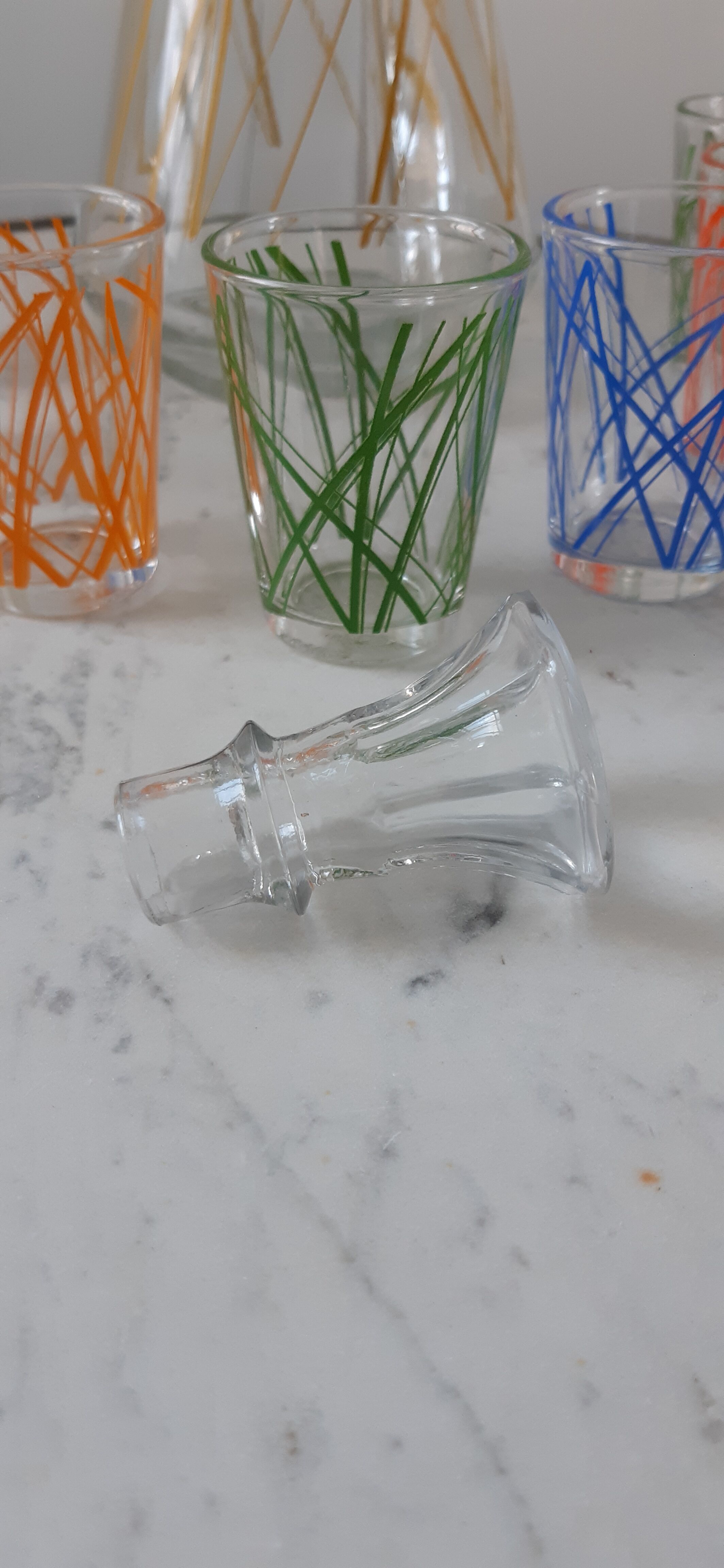 Colorful set consisting of a decanter and 7 70s liqueur glasses