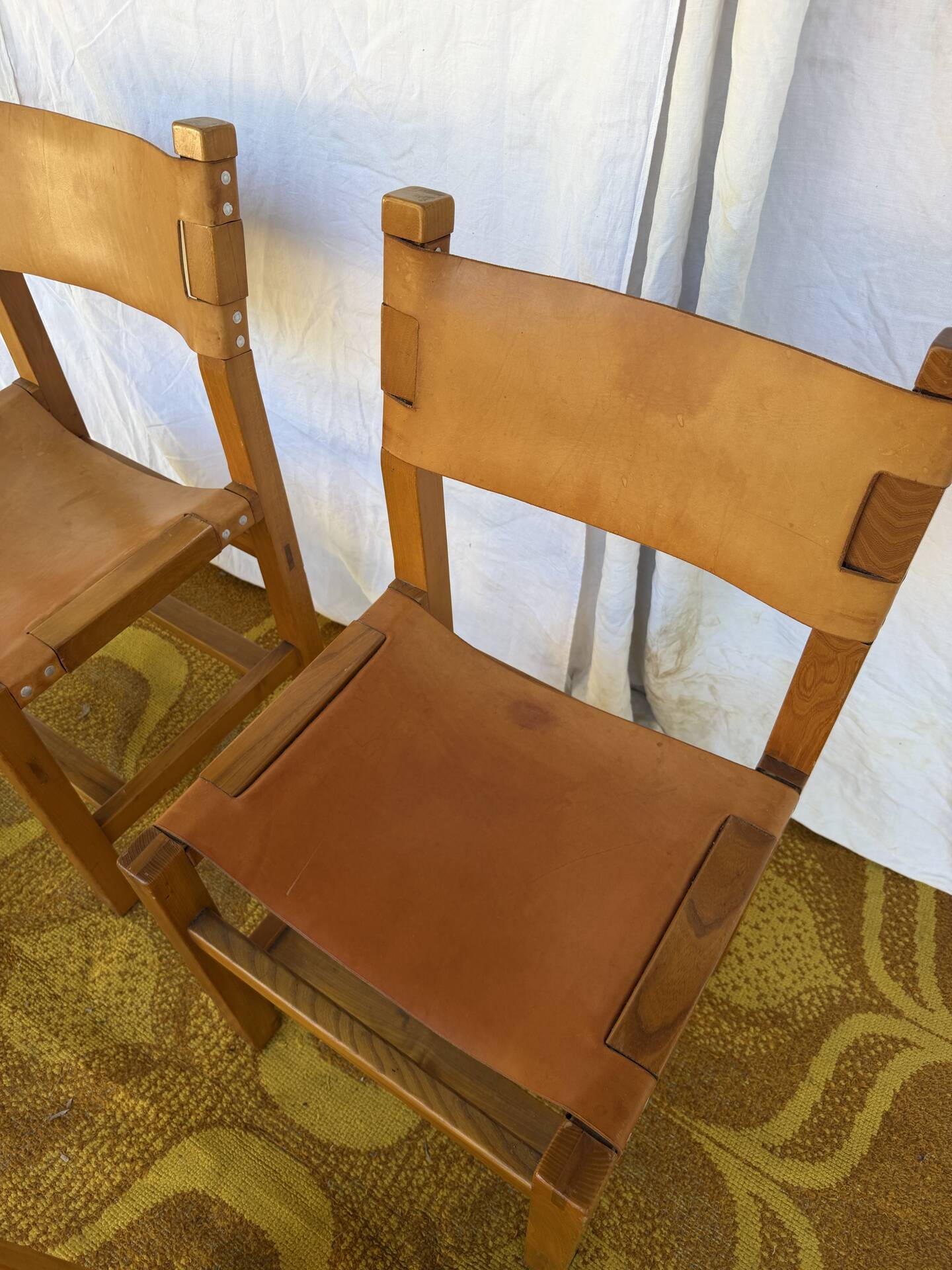Set of 4 chairs Maison Regain in leather and solid elm.