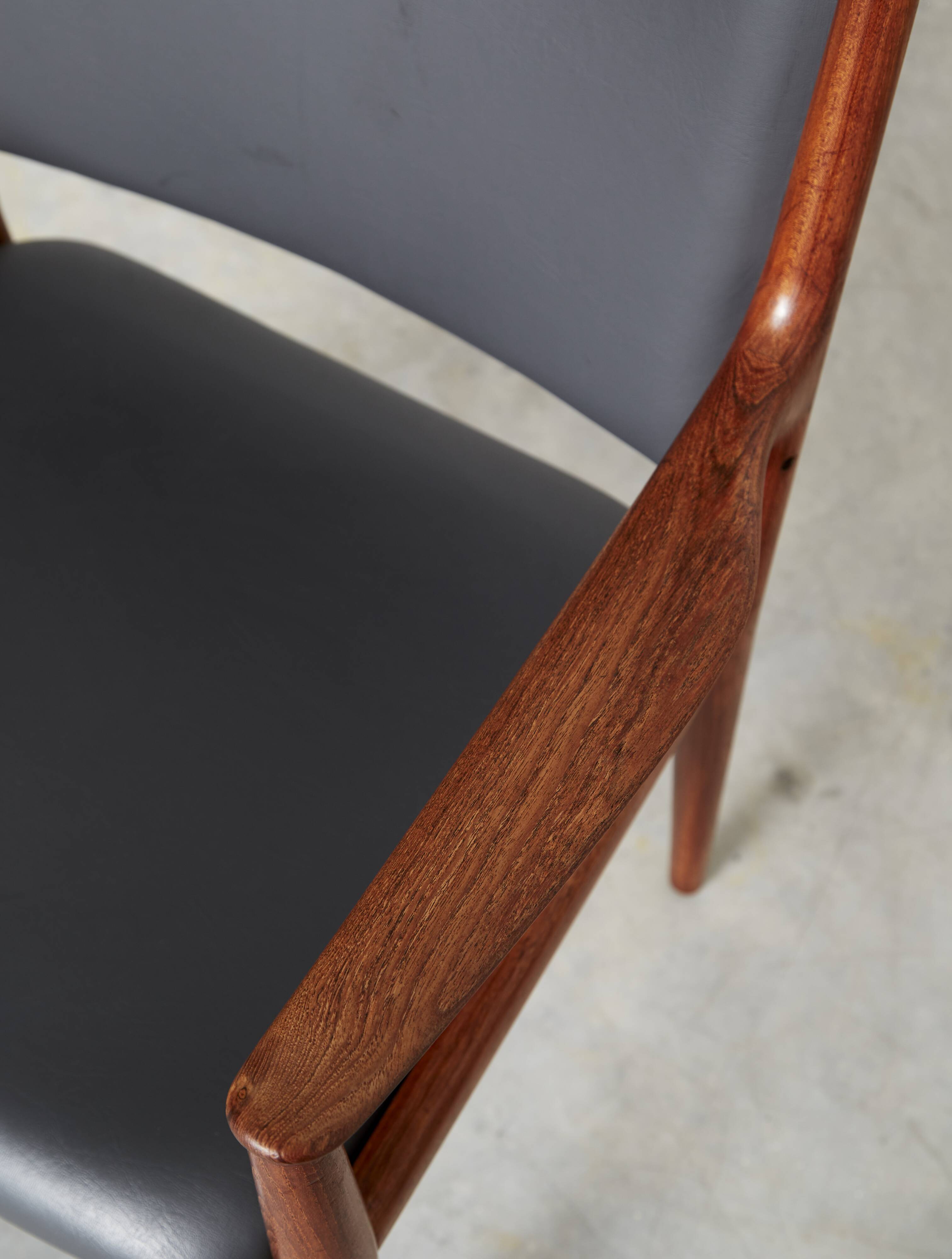 Hans Wegner JH-513 armchair for Johannes Hansen