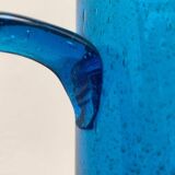 Broc en verre bleu fait main du milieu du siècle, années 1960