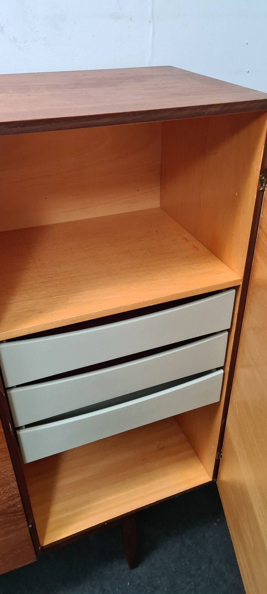 Buffet haut vintage en teck avec compartiment bar
