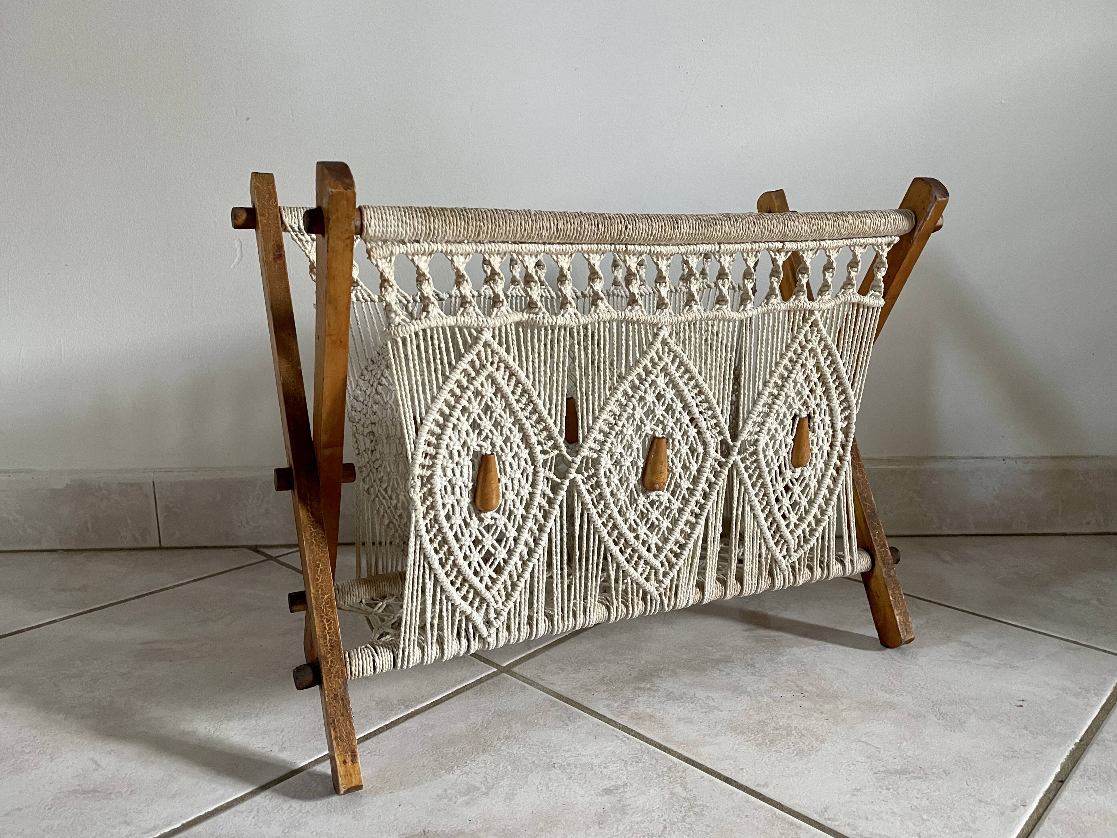 Porte-revue macramé et perles de bois
