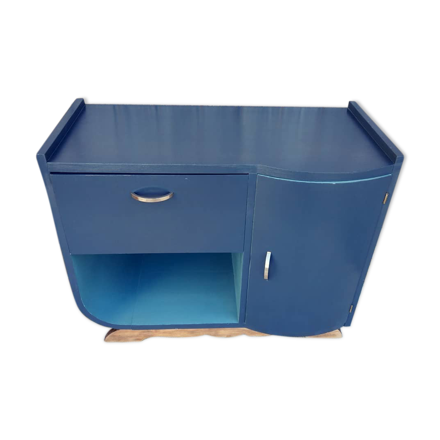 Extra furniture, bar, record player