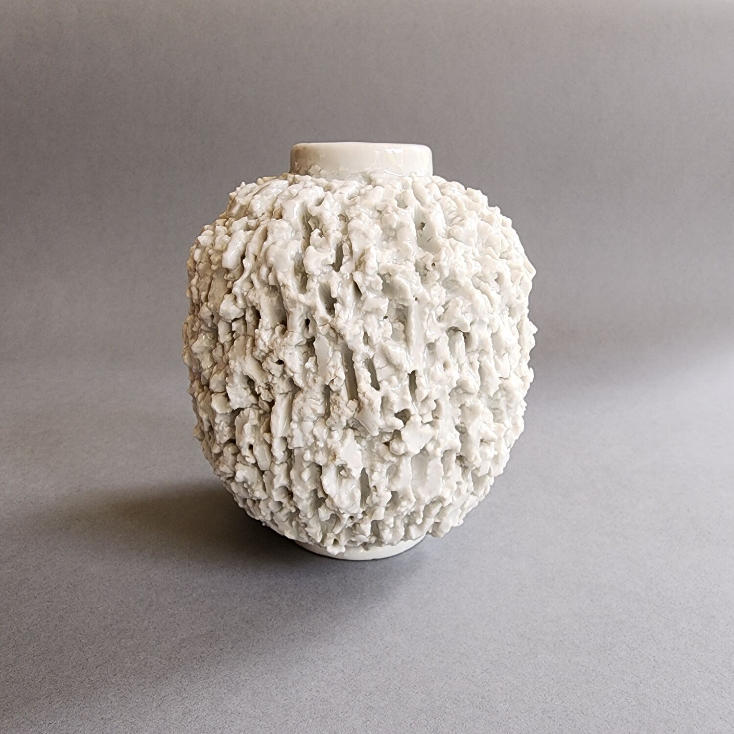 Vase hérisson en chamotte de Gunnar Nylund