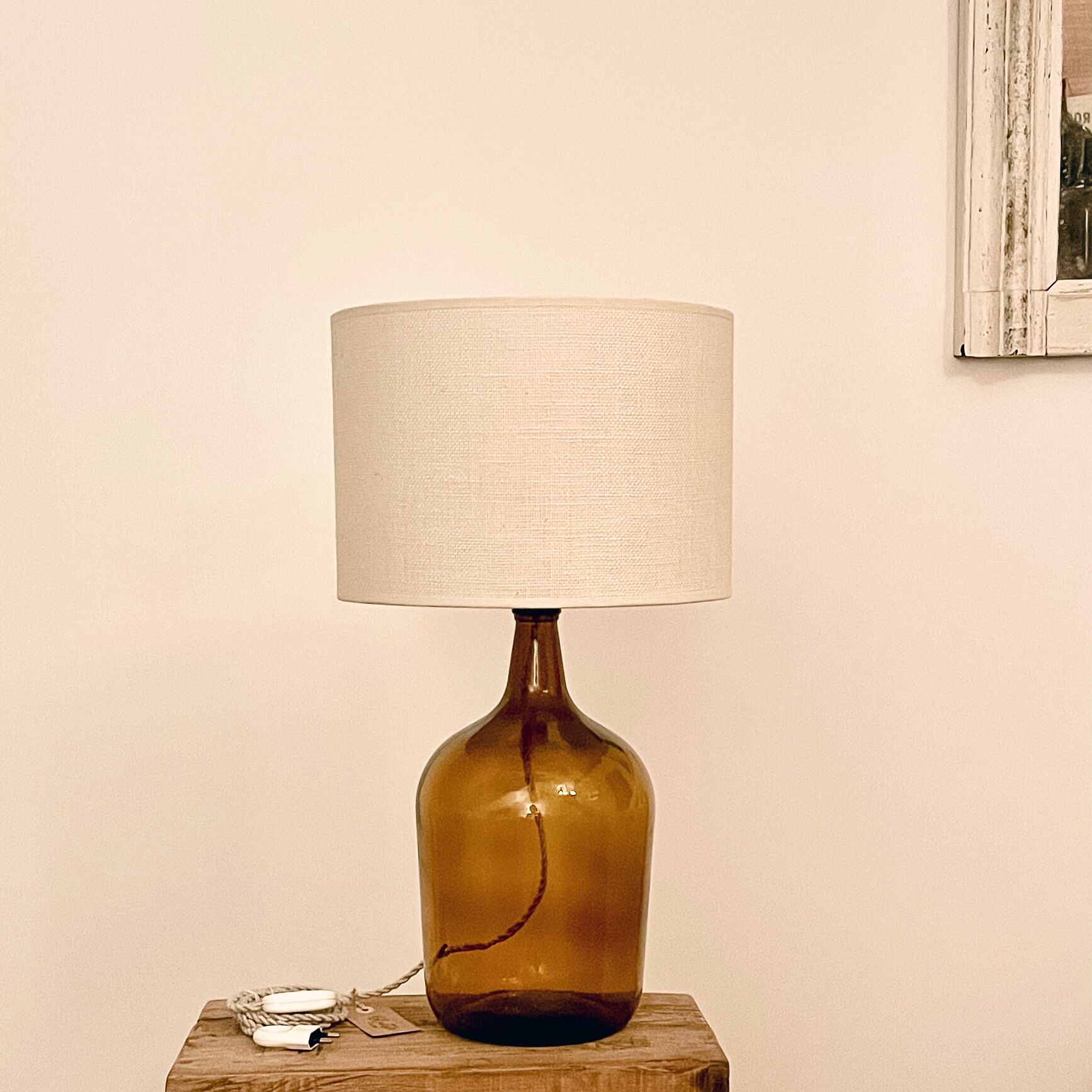 Lampe dame Jeanne et jute tissée
