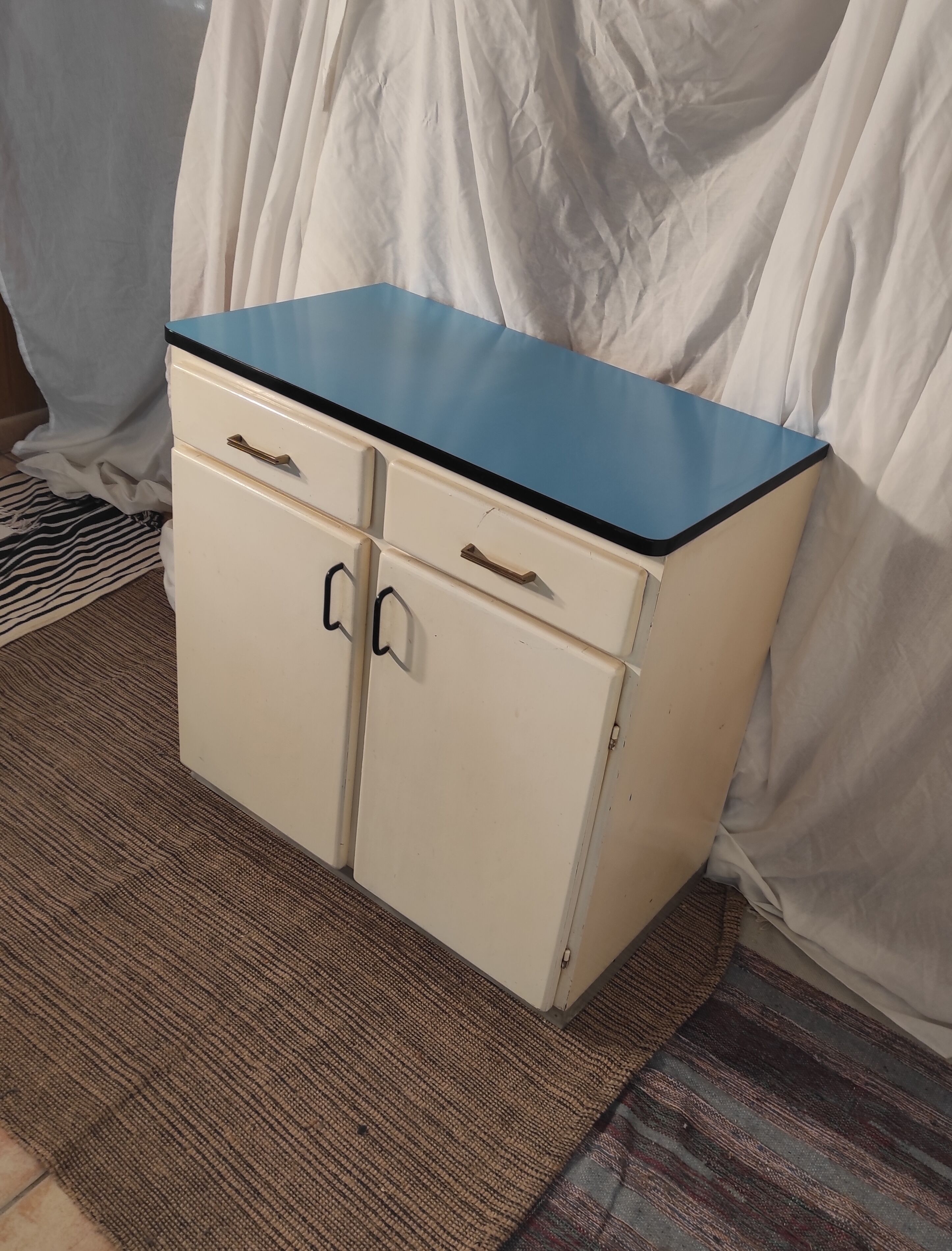 Mado furniture in blue formica two doors