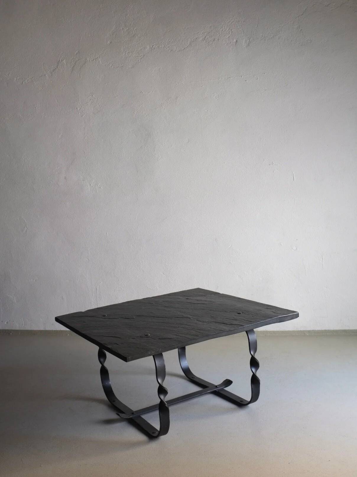 Table basse en métal forgé et pierre noire | Style brutaliste | France | Années 1970