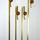 Portemanteau en laiton et bois du milieu du siècle. Italie années 1970