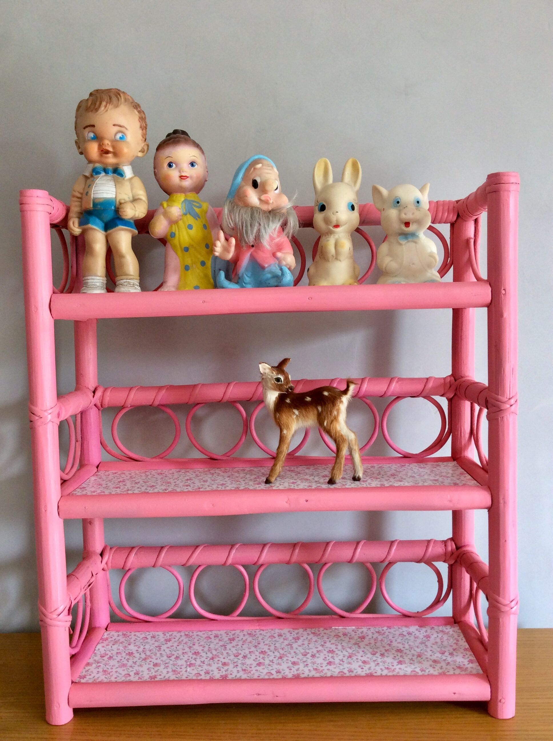 Etagere en rotin rose