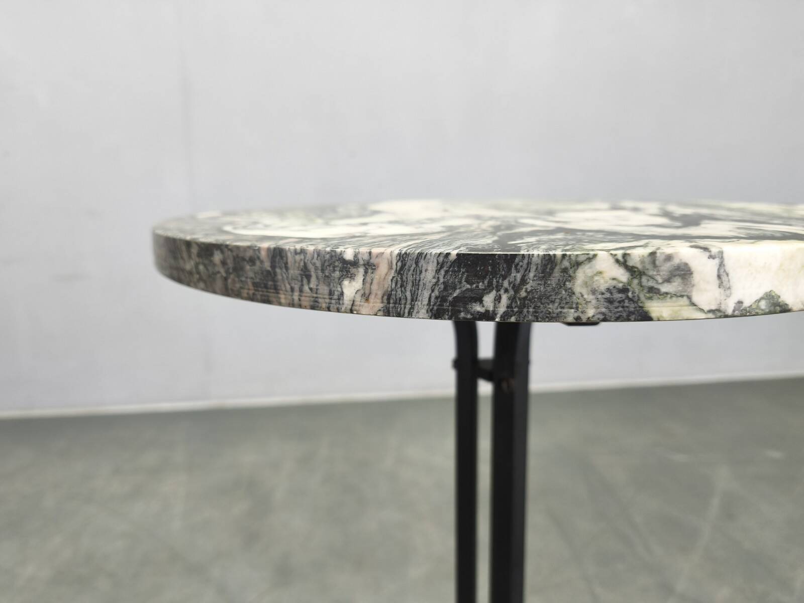 Table d'appoint en marbre italien avec base en fer noir, années 1970