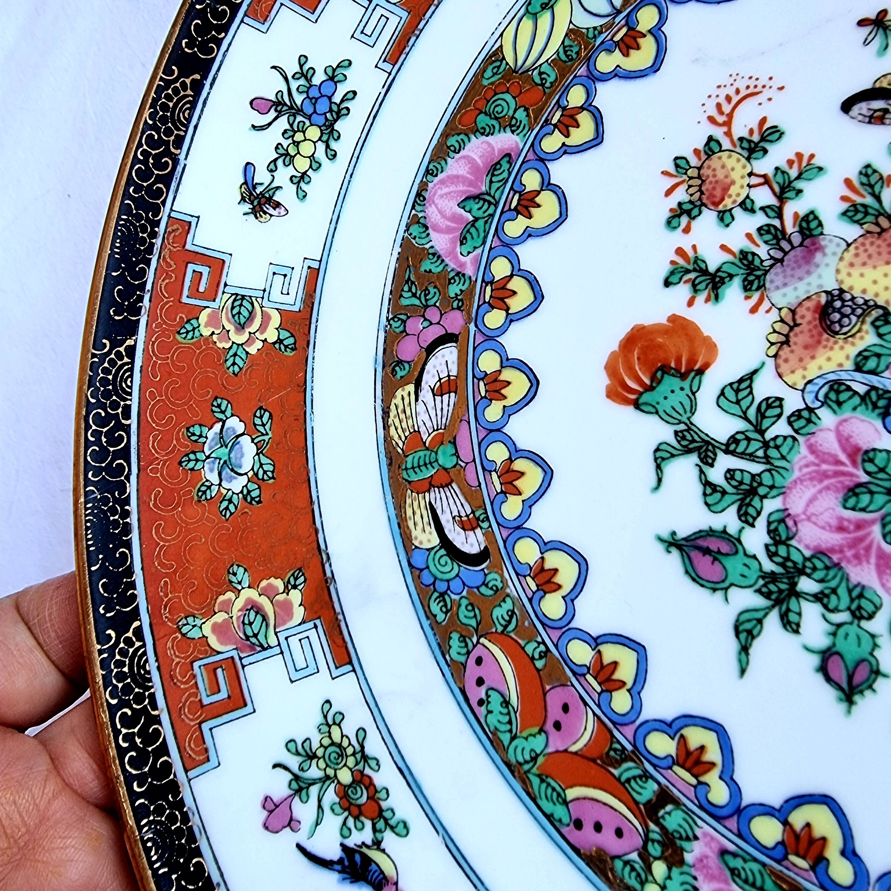 2 hand-painted Chinese plates from the early 20th century famille rose in perfect condition