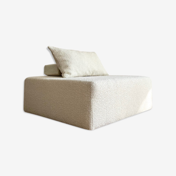 Square ottoman and its cushions in buckle fabric