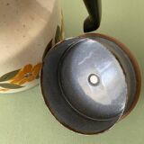 Cafetière émaillée vintage fleurie. Couleurs orange, marron, jaune et vert.