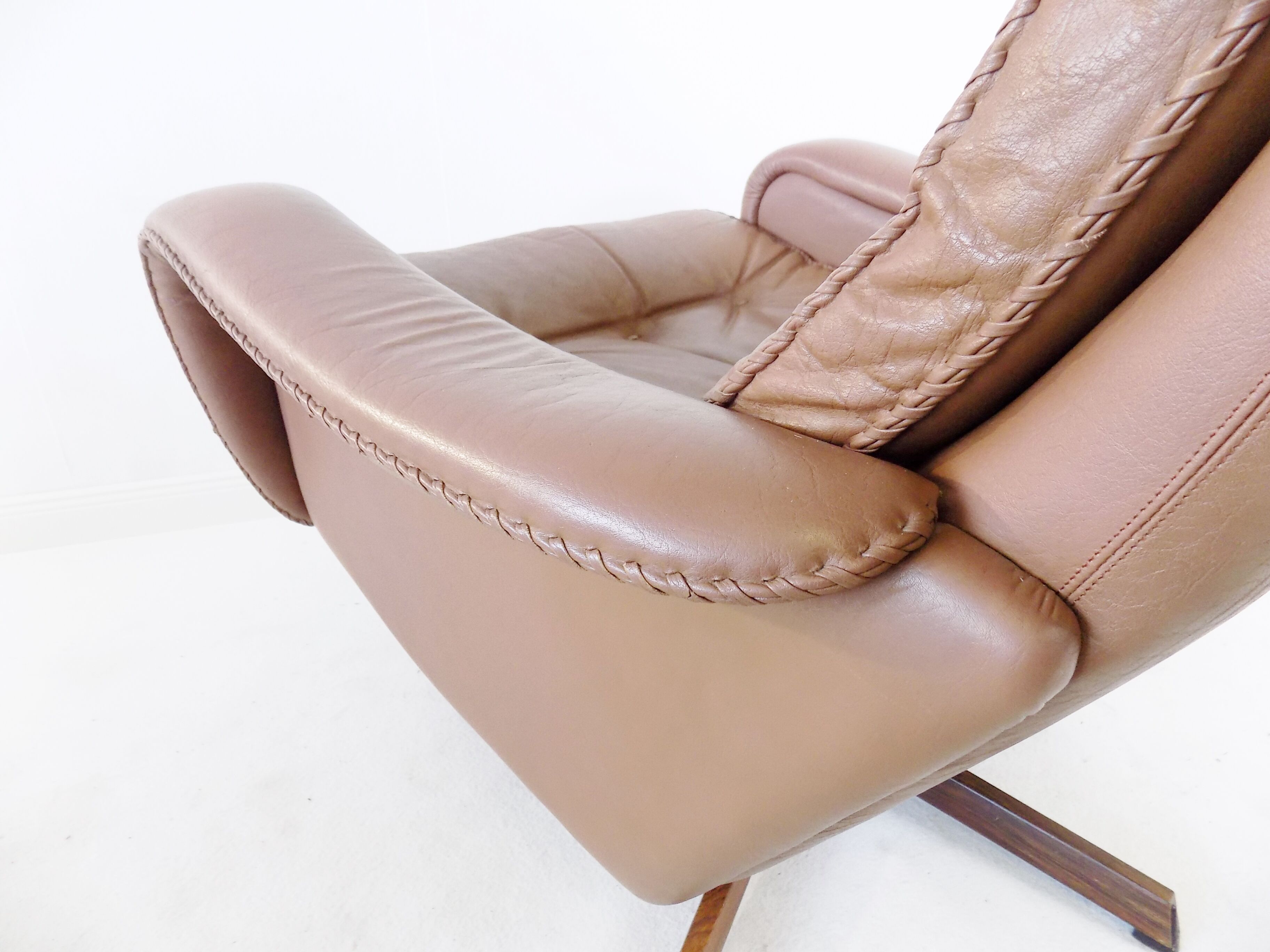 Fauteuil cuir avec pouf de Madsen & Schübel pour Bovenkamp