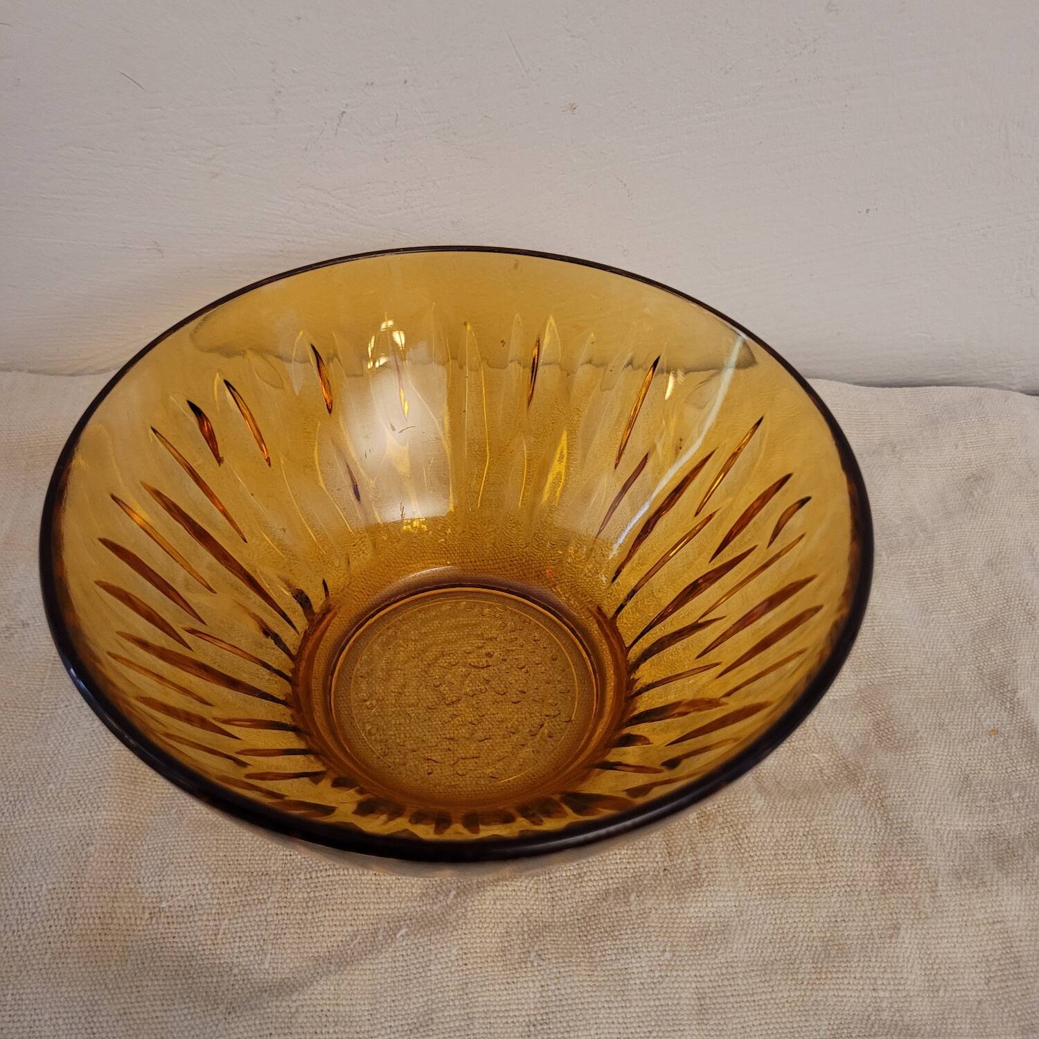 Amber pressed glass bowl with ribbed decoration – 1960s–1970s
