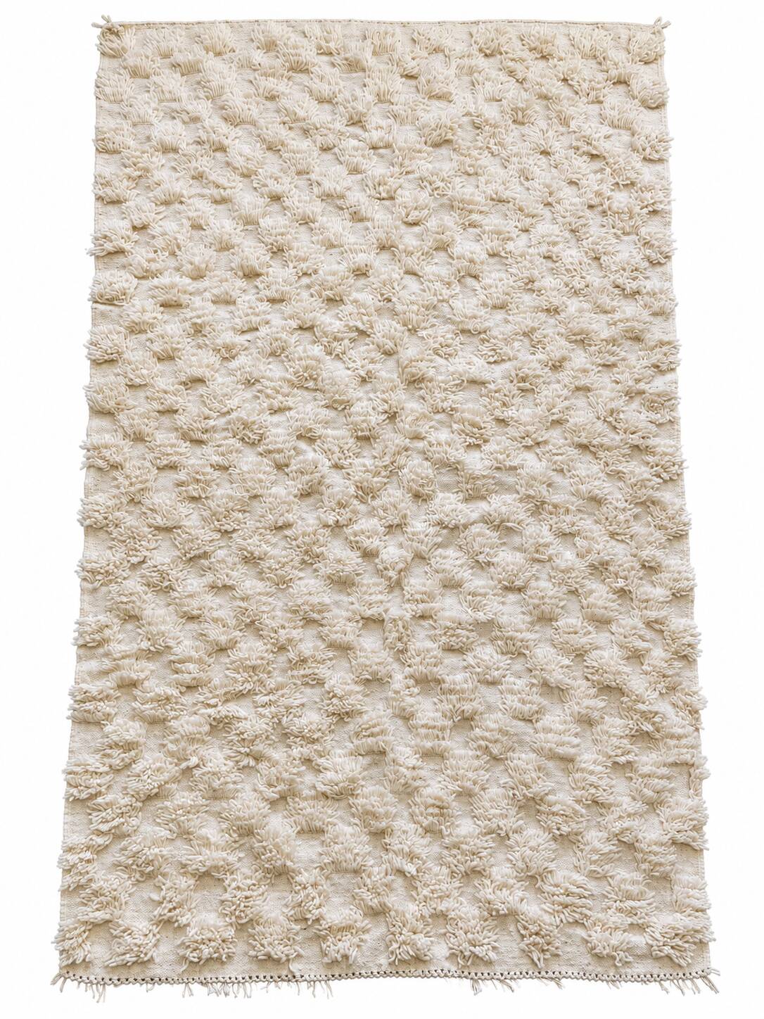 Ecru Berber rug with wool tufts and relief patterns – 250 × 152 cm