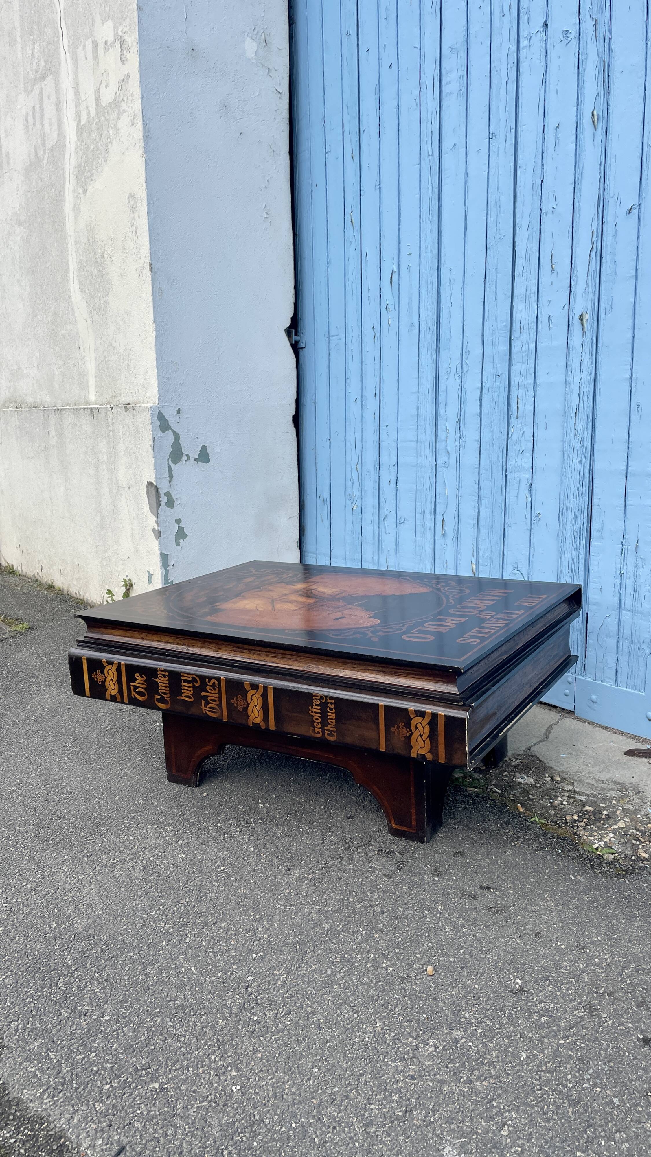 Table basse façon livre ancien, XXe siècle