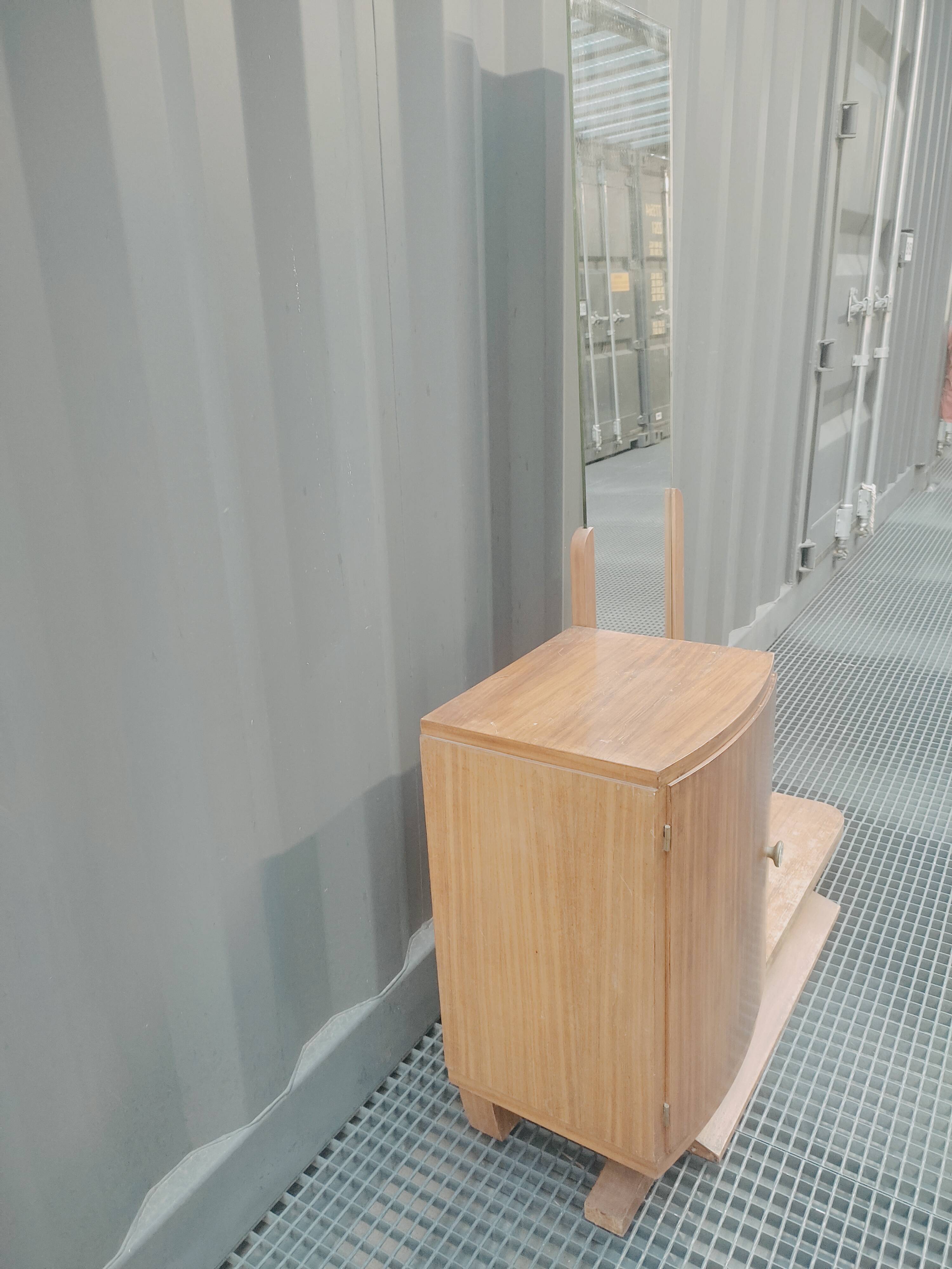 Hairdresser psyche art deco