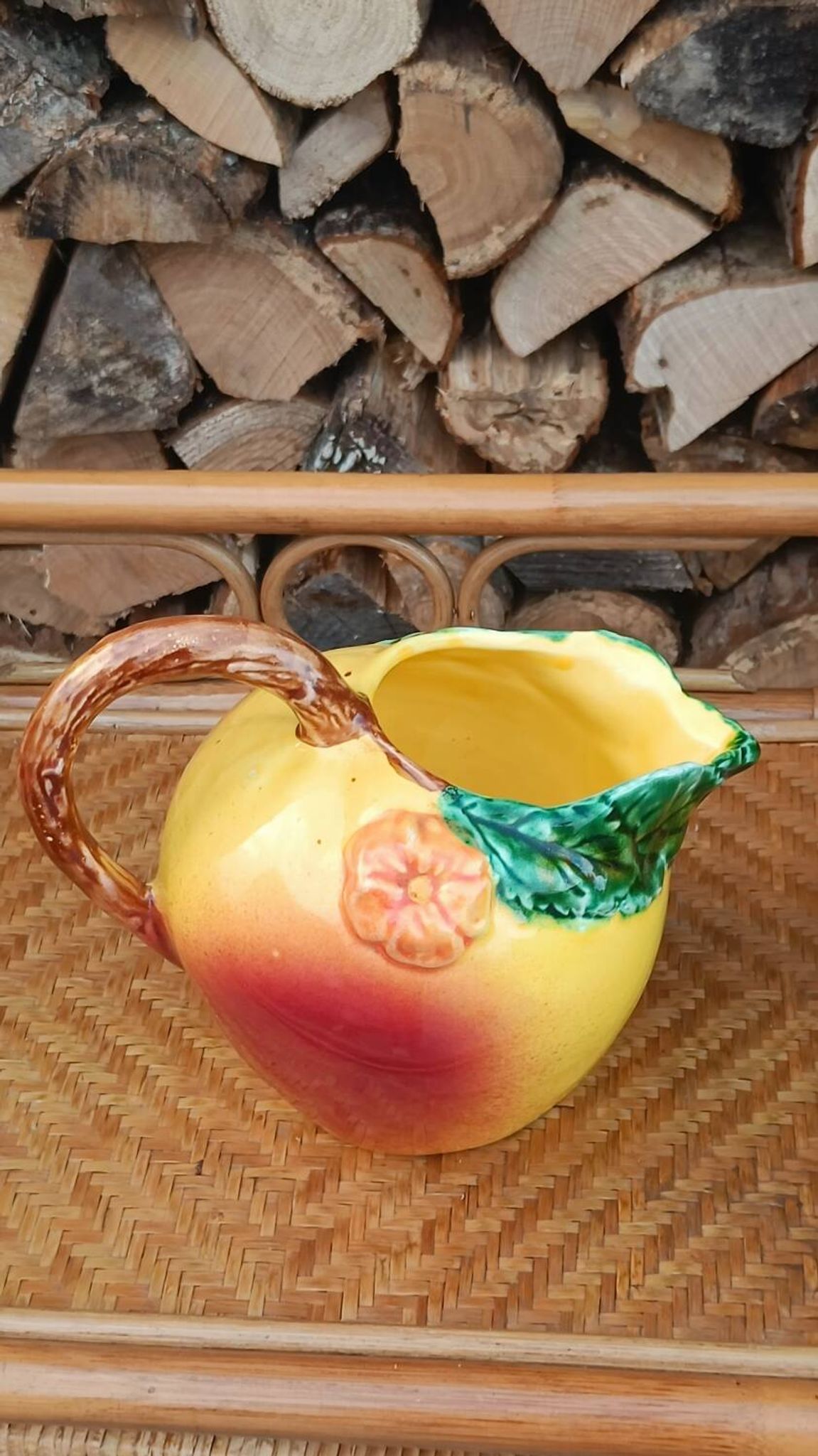 Jug in slipware apple