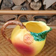 Jug in slipware apple