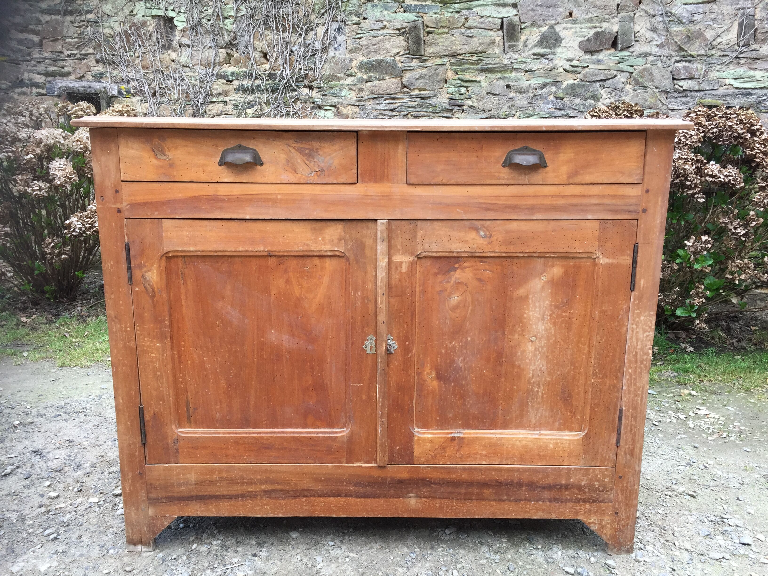 Buffet vintage parisien en bois de peuplier à 2 portes et 2 tiroirs.