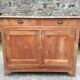 Buffet vintage parisien en bois de peuplier à 2 portes et 2 tiroirs.