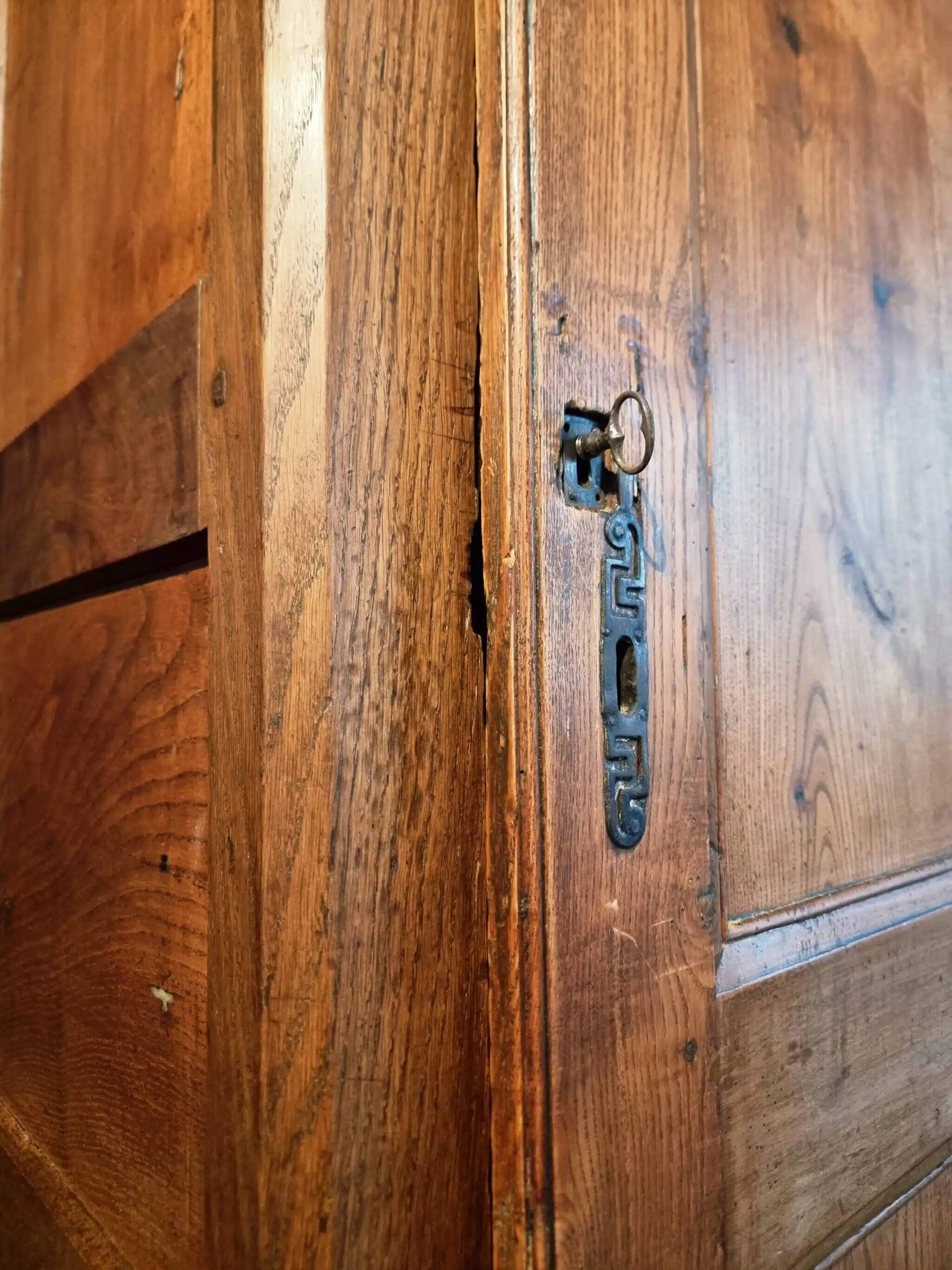Armoire ancienne française en châtaignier – XVIIIe siècle