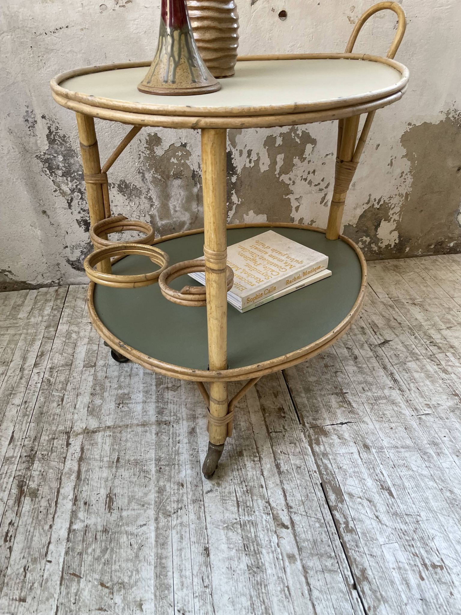 Desserte, table roulante en rotin années 60
